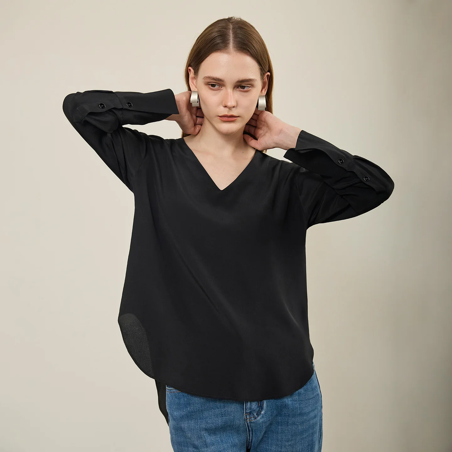 100% Mulberry Silk V-neck Shirt Long Sleeved Solid Color Elegant Loose Top Casual Temperament Elegant Office Commuting Outfit
100% Mulberry Silk V-neck Shirt Long Sleeved Solid Color Elegant Loose Top Casual Temperament Elegant Office Commuting Outfit