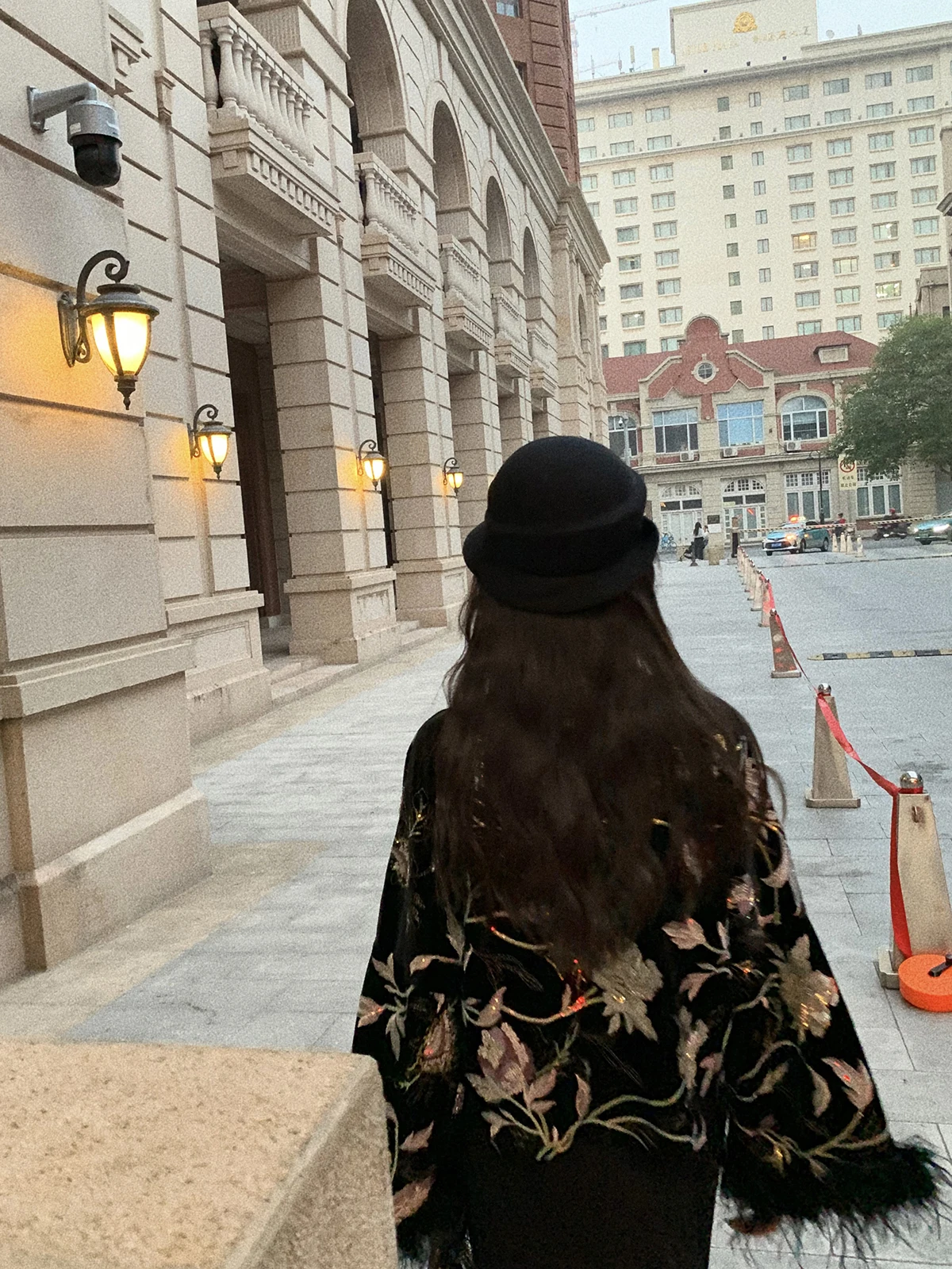 Новый китайский Sle с тяжелой вышивкой и блестками, съемная шапка све, зимний женский традиционный костюм Heat Fce
Новый китайский Sle с тяжелой вышивкой и блестками, съемная шапка све, зимний женский традиционный костюм Heat Fce