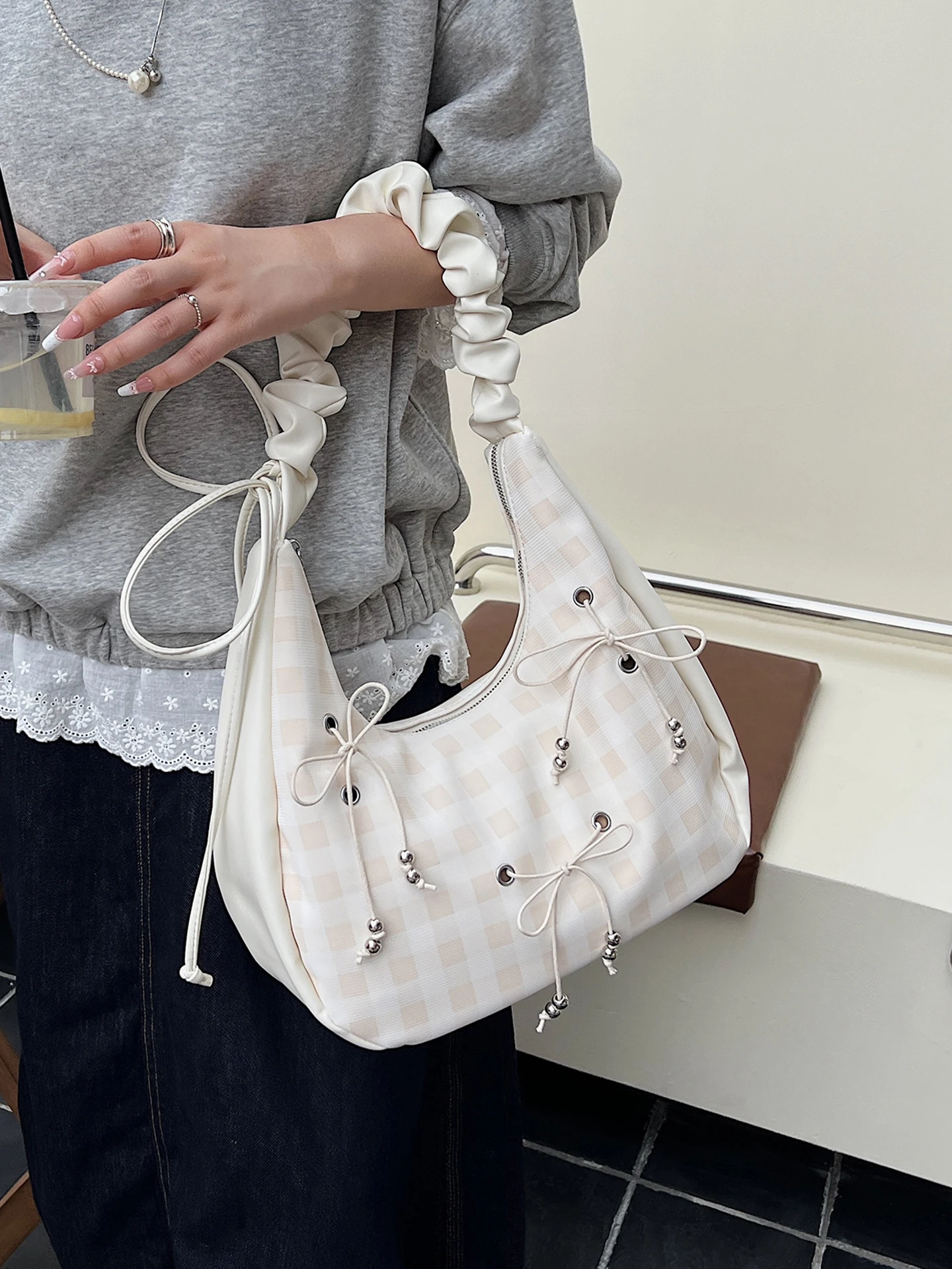 Bow Shaped Handheld Bags for Women 2025 New Fashion Pleated Plaid Underarm Tote Bag
Bow Shaped Handheld Bags for Women 2025 New Fashion Pleated Plaid Underarm Tote Bag