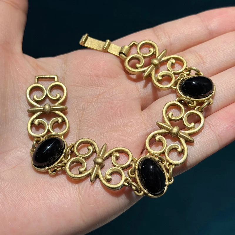 Vintage Butterfly Egg Face Bracelet Black Natural Stone Hollow Rhinestone Retro Designer Elegant Style 2026 New Popular Luxury
Vintage Butterfly Egg Face Bracelet Black Natural Stone Hollow Rhinestone Retro Designer Elegant Style 2026 New Popular Luxury