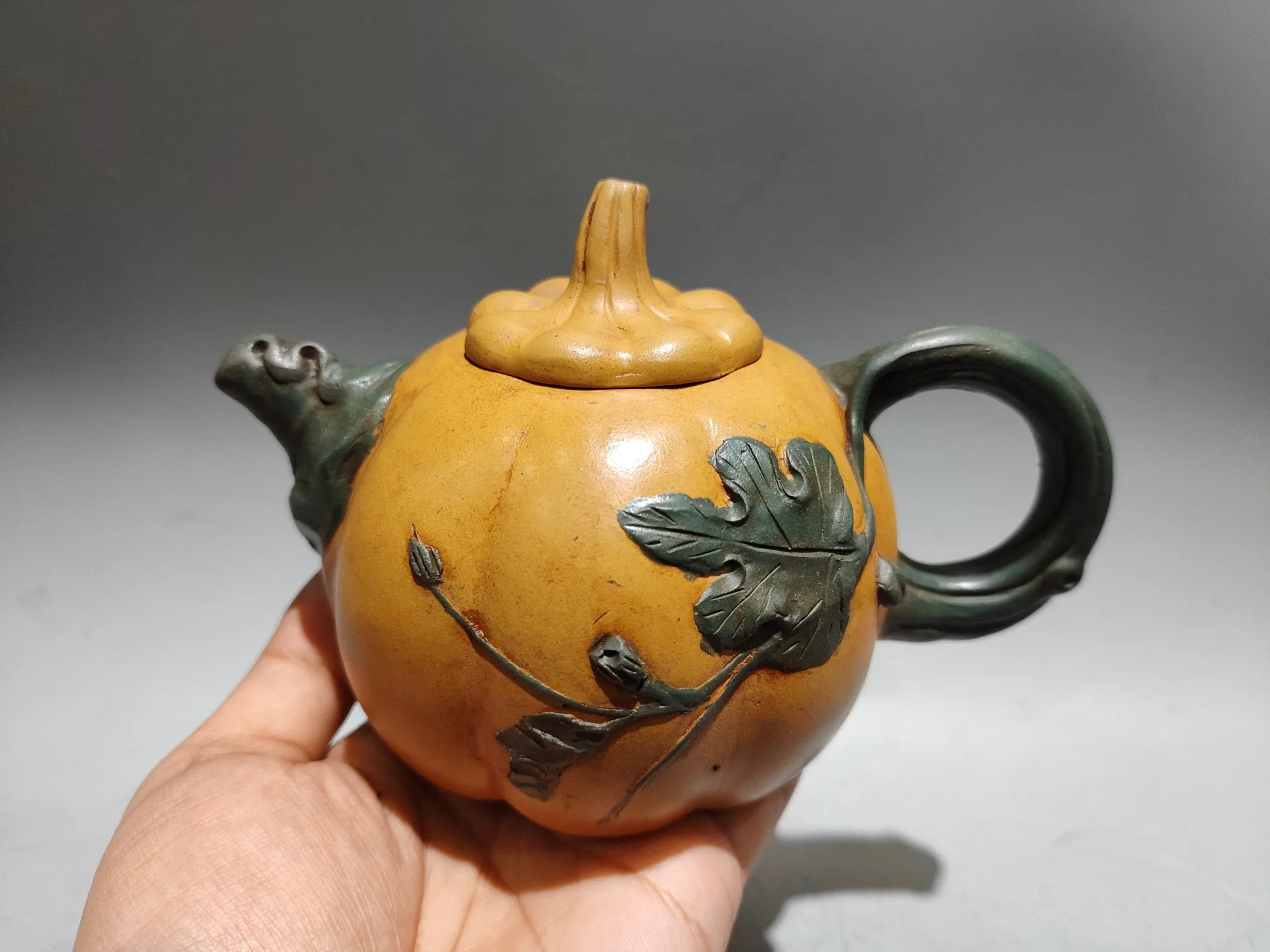 Old Chinese Handicraft Enameled YiXing Zisha (Yellow stoneware) Teapot,Pumpkin-shaped pot,with mark, Free shipping
Old Chinese Handicraft Enameled YiXing Zisha (Yellow stoneware) Teapot,Pumpkin-shaped pot,with mark, Free shipping
