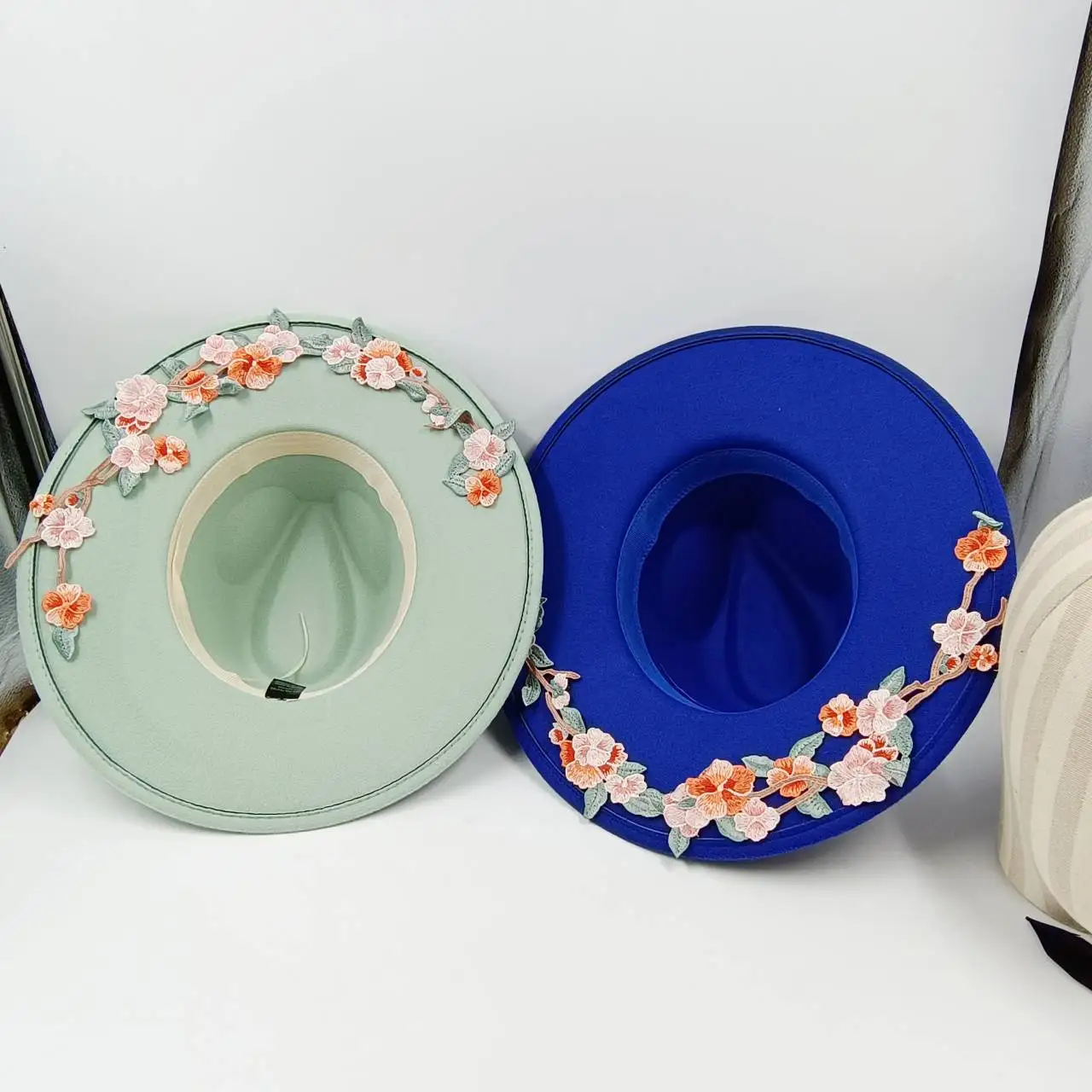 Flower embroidered fedora hat autumn and winter шапка женская fashion hats for women elegant french personality sombrero hombre
Flower embroidered fedora hat autumn and winter шапка женская fashion hats for women elegant french personality sombrero hombre