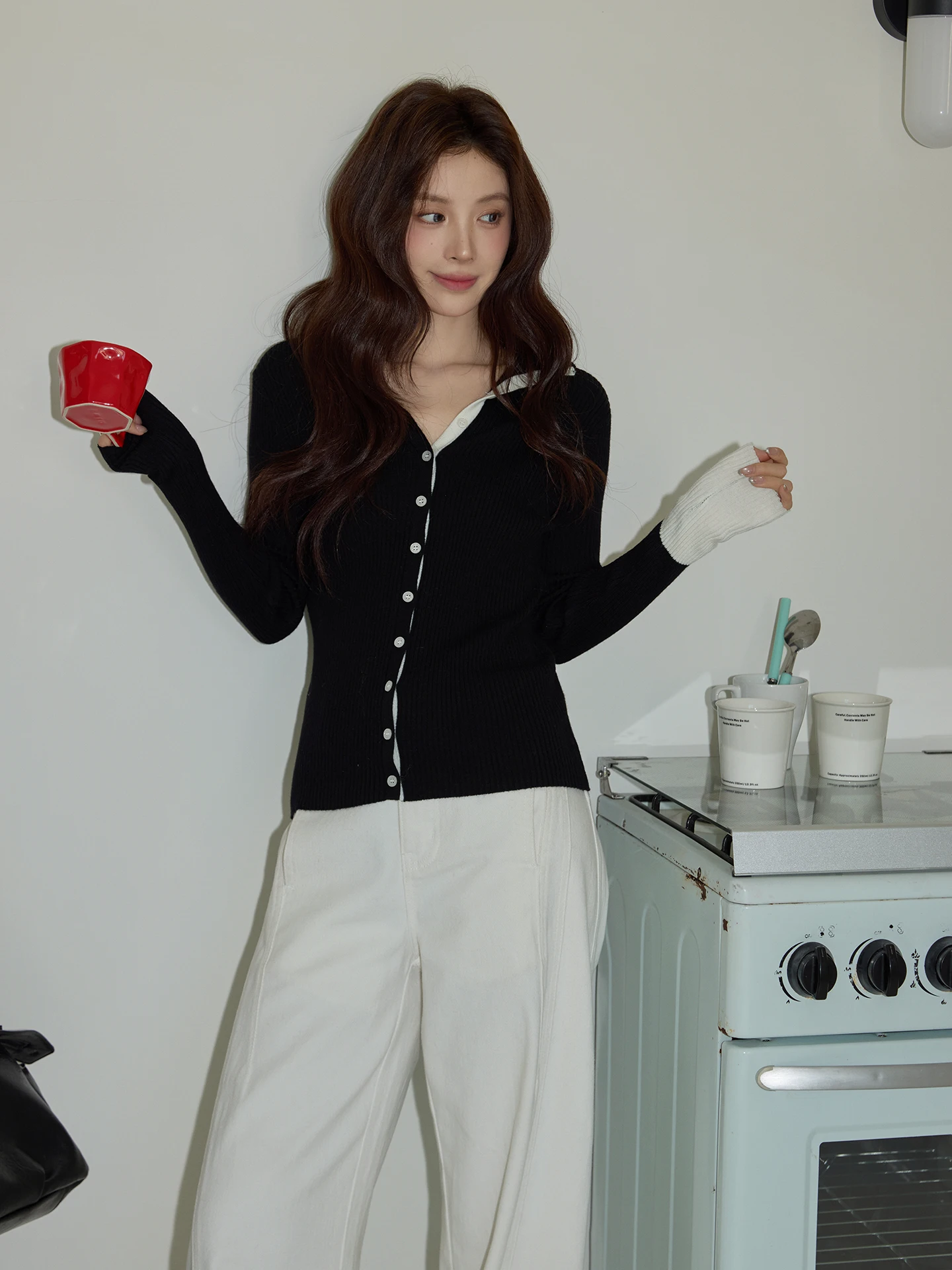 Casual Black Knitted Shirt Women's Design Sensation Turn-down Collar Slim Fit Simple Style Spring Season High Quality Top
Casual Black Knitted Shirt Women's Design Sensation Turn-down Collar Slim Fit Simple Style Spring Season High Quality Top