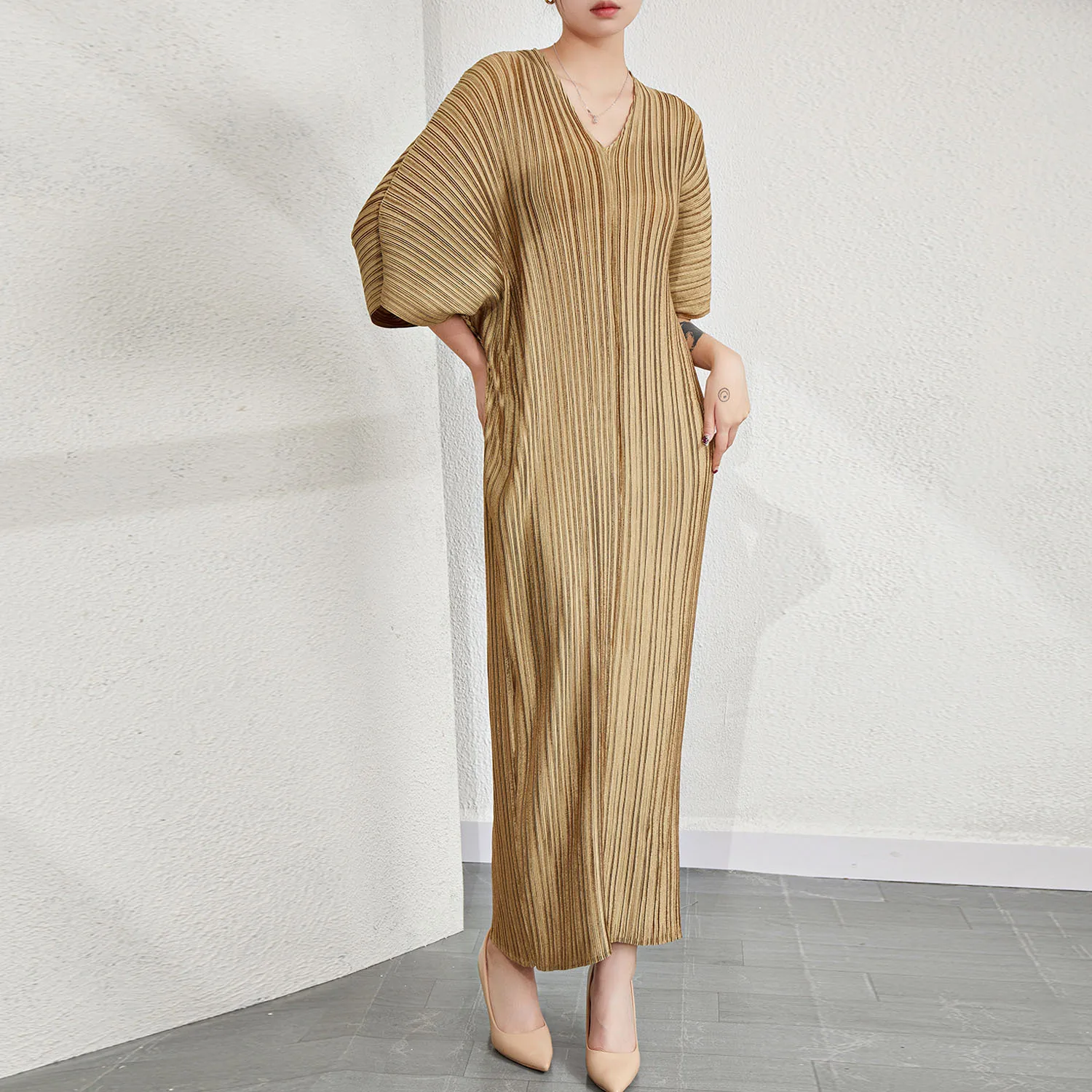 Miyake Pleated French Plus Size Dress 2025 Spring and Summer New Comfortable Loose Thin Metallic Luster Long Dresses
Miyake Pleated French Plus Size Dress 2025 Spring and Summer New Comfortable Loose Thin Metallic Luster Long Dresses