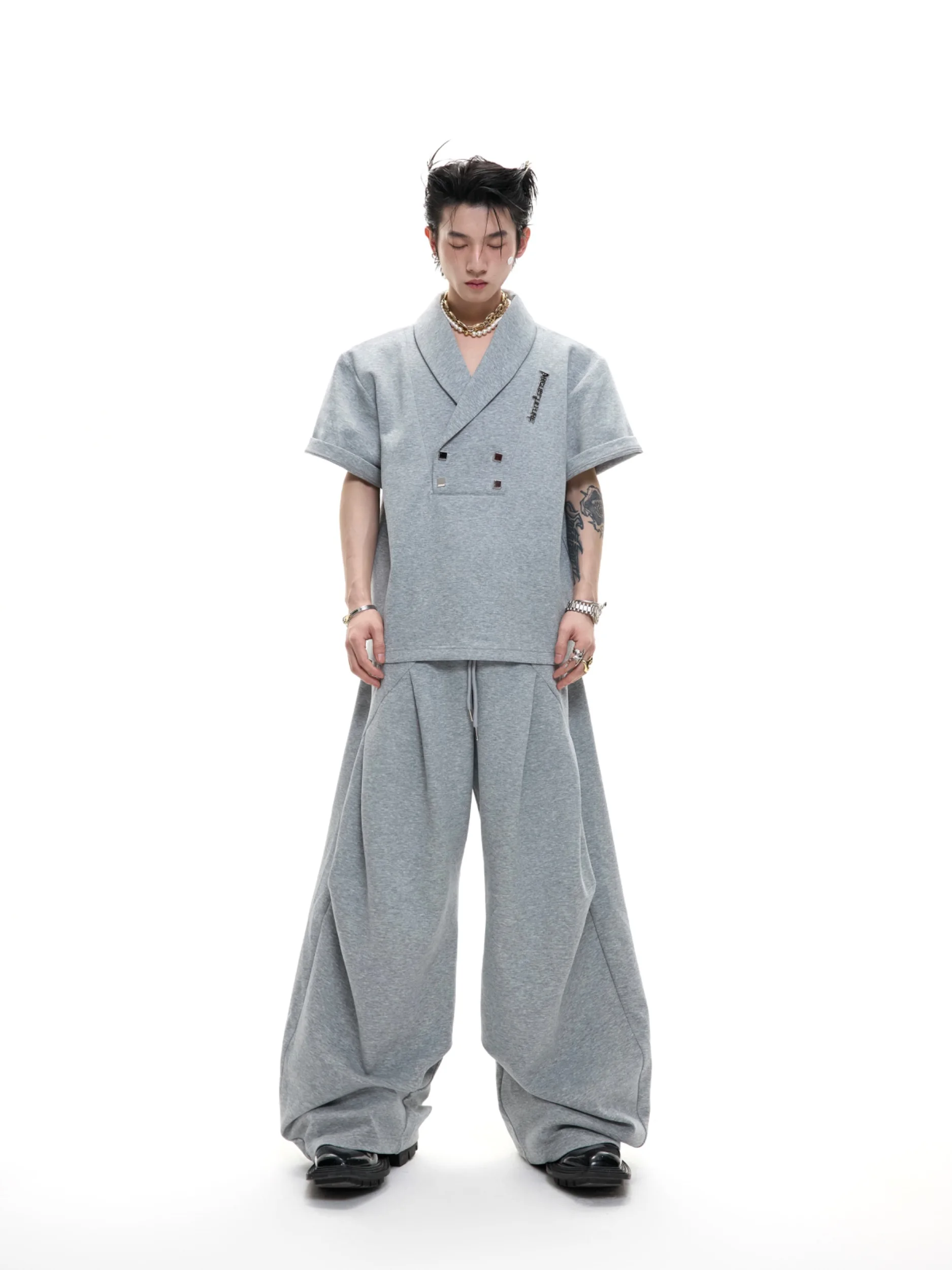 Gargue CulturE Metal Embellished Shoulder Padded Short Sleeve V-Neck Sportswear Set with 3D Pleated Sweatpants for Youth
Gargue CulturE Metal Embellished Shoulder Padded Short Sleeve V-Neck Sportswear Set with 3D Pleated Sweatpants for Youth