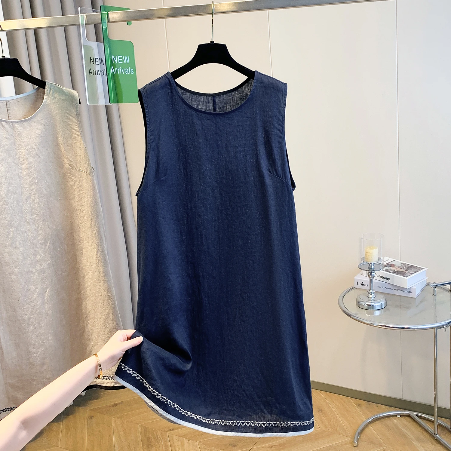 Новый летний тонкий повседневный универсальный этнический жилет средней длины с вышивкой из хлопка и льна, футболка, цвет юбки, женская одежда
Новый летний тонкий повседневный универсальный этнический жилет средней длины с вышивкой из хлопка и льна, футболка, цвет юбки, женская одежда