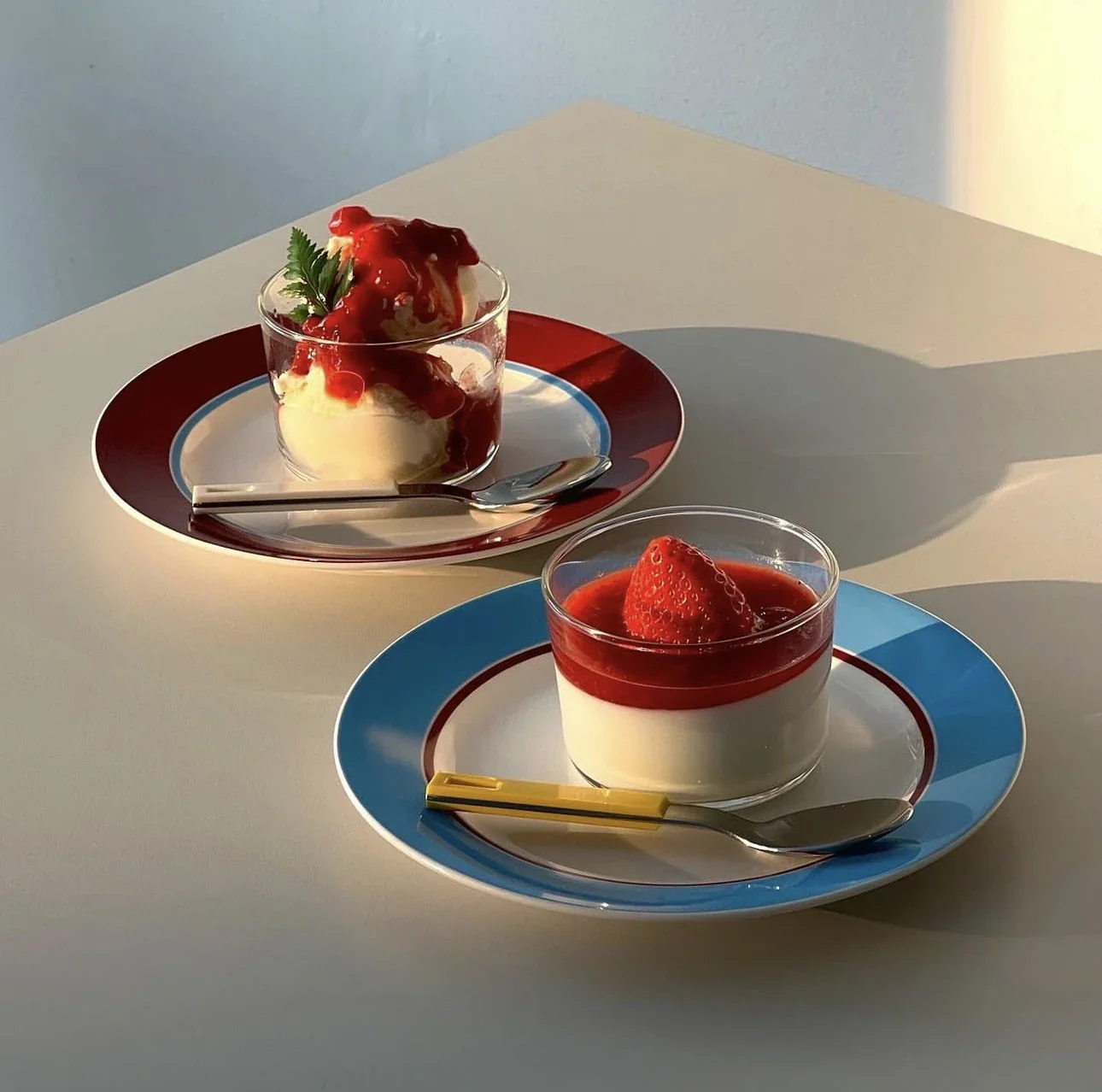 Retro Blue Red Line Pasta Salad Dessert Plate Beautiful Photography Dish Nordic Style Ceramic Multifunctional round Plate
Retro Blue Red Line Pasta Salad Dessert Plate Beautiful Photography Dish Nordic Style Ceramic Multifunctional round Plate