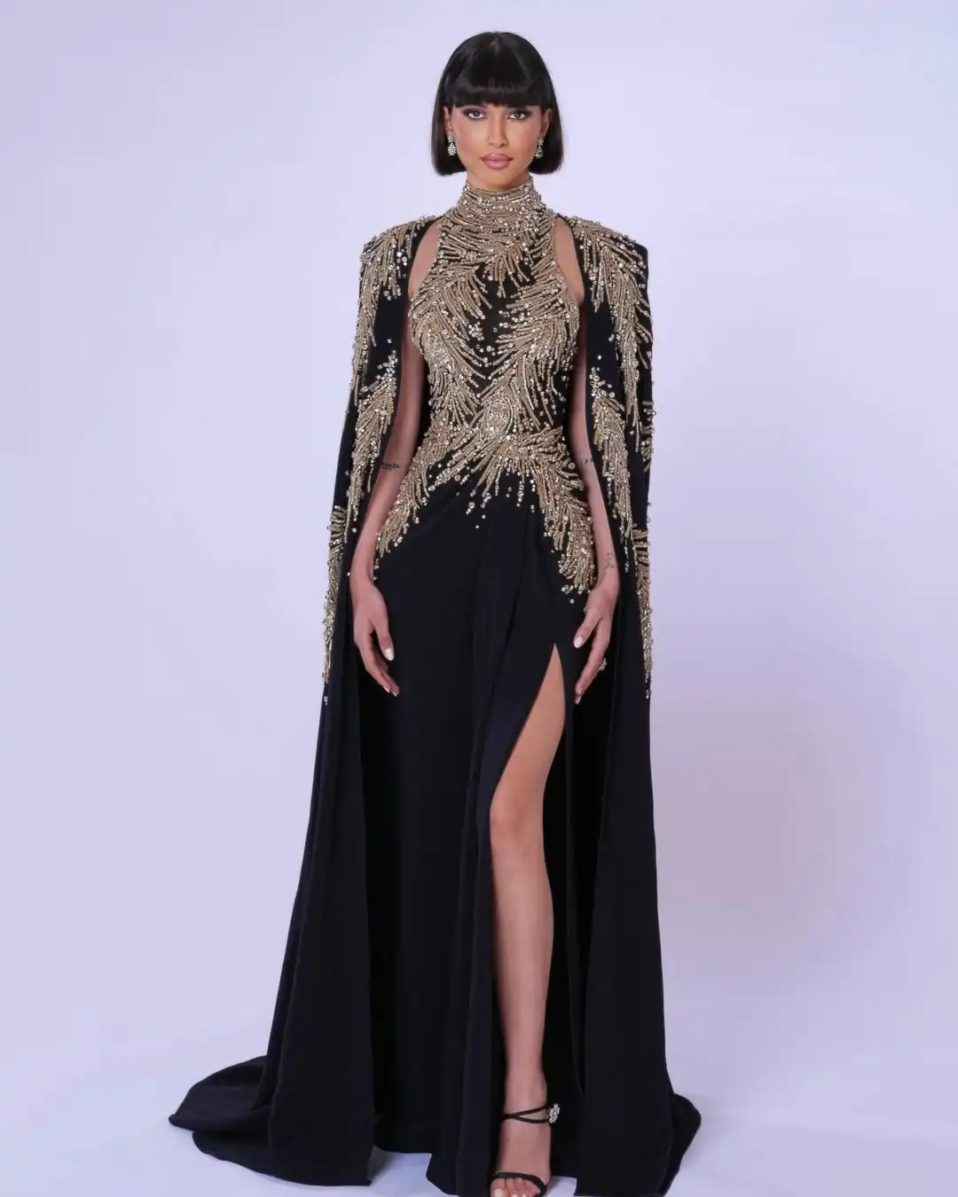 Ofherown Black Gold Luxury Evening Dress Handmade Beaded High Neck Cape Sleeve Split Formal Gown Arabic Wedding Dress Customized
Ofherown Black Gold Luxury Evening Dress Handmade Beaded High Neck Cape Sleeve Split Formal Gown Arabic Wedding Dress Customized
