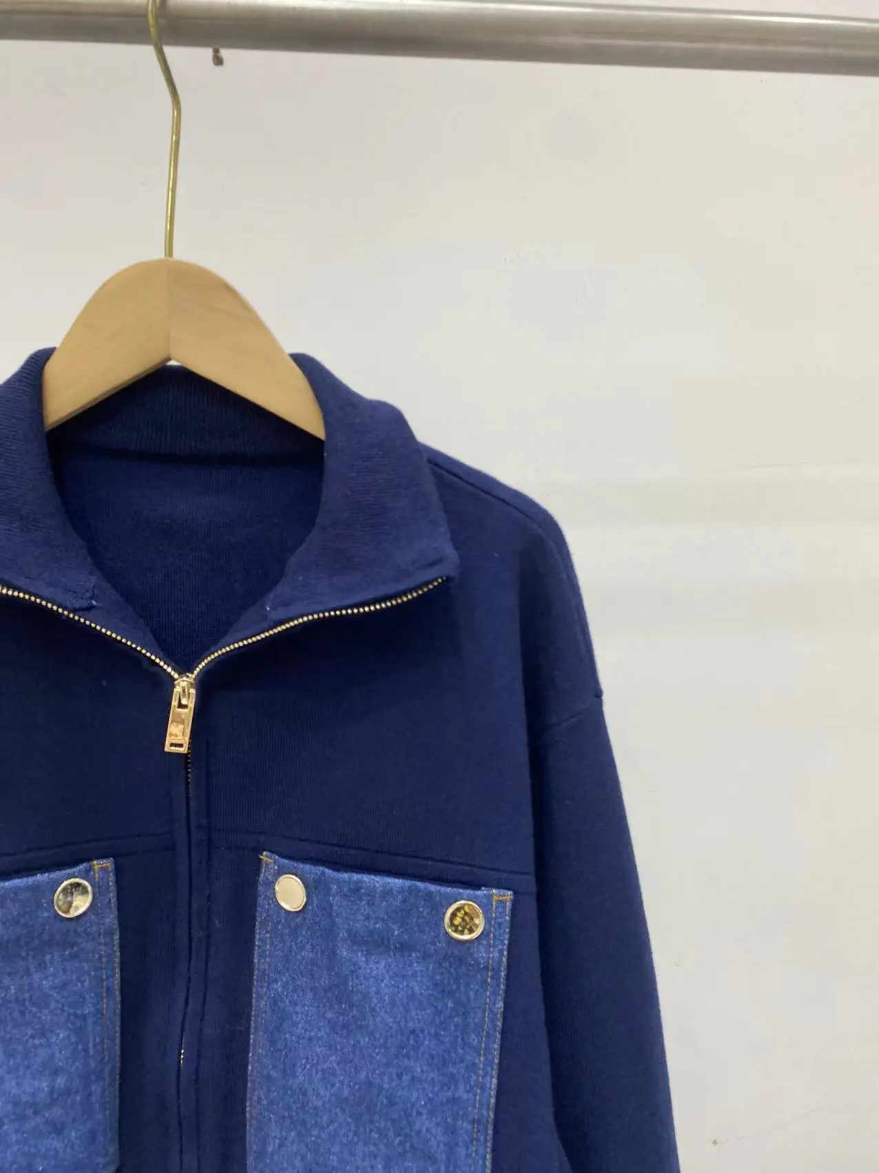 Denim Splicing Knitted Jacket Small High Collar Zipper Short Jacket S French Niche 2025 Autumn and Early Spring New Style
Denim Splicing Knitted Jacket Small High Collar Zipper Short Jacket S French Niche 2025 Autumn and Early Spring New Style
