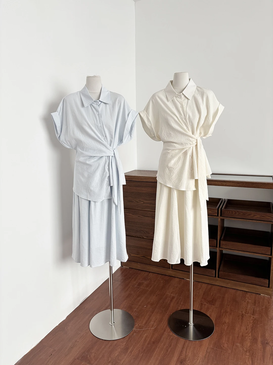 Summer Women's Commute OL Style Shirt And A-Line Skirt Two-Piece Set Simple And Elegant Fashionable Business Casual Wear
Summer Women's Commute OL Style Shirt And A-Line Skirt Two-Piece Set Simple And Elegant Fashionable Business Casual Wear