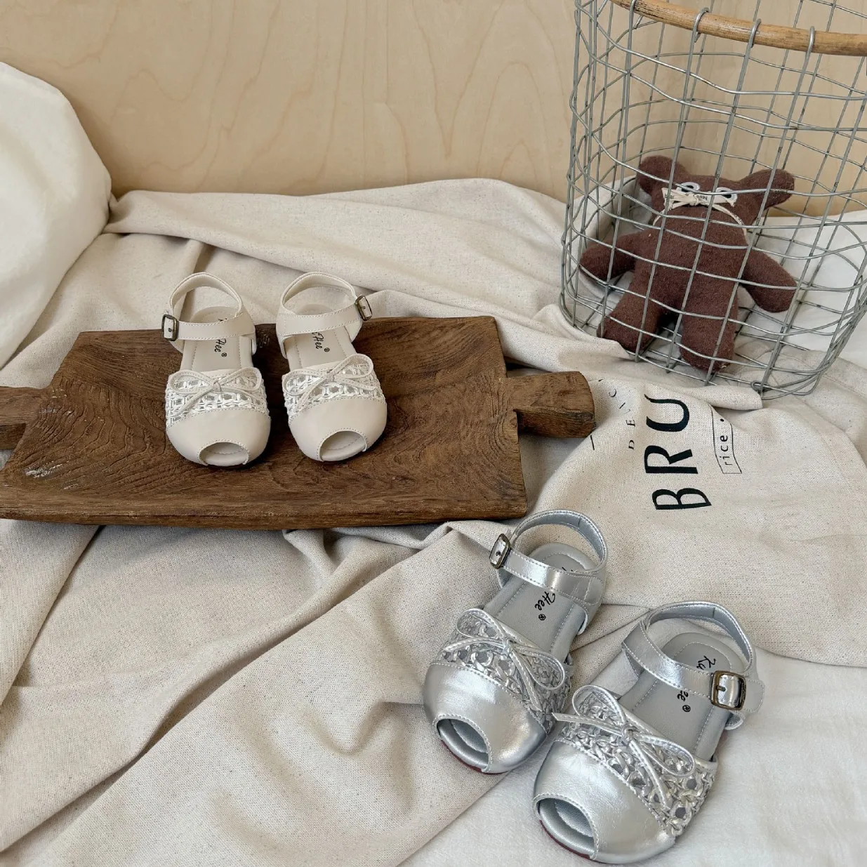 Kids'Casual Shoes Sandals Fashion Peep Toe Bow PU Leather Summer Shoes For Children Anti-slip White Sliver Shoes Size 23-33
Kids'Casual Shoes Sandals Fashion Peep Toe Bow PU Leather Summer Shoes For Children Anti-slip White Sliver Shoes Size 23-33