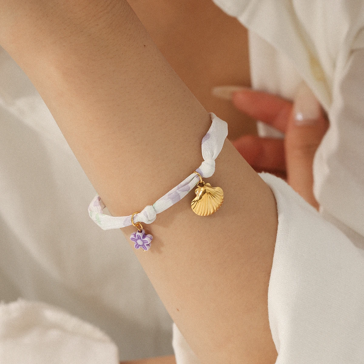 Huangchao Flower Shell Pendant Silk Chain Bracelet for Women Stainless Steel 18K Gold Plated Jewelry Fashion Accessories Gift
Huangchao Flower Shell Pendant Silk Chain Bracelet for Women Stainless Steel 18K Gold Plated Jewelry Fashion Accessories Gift