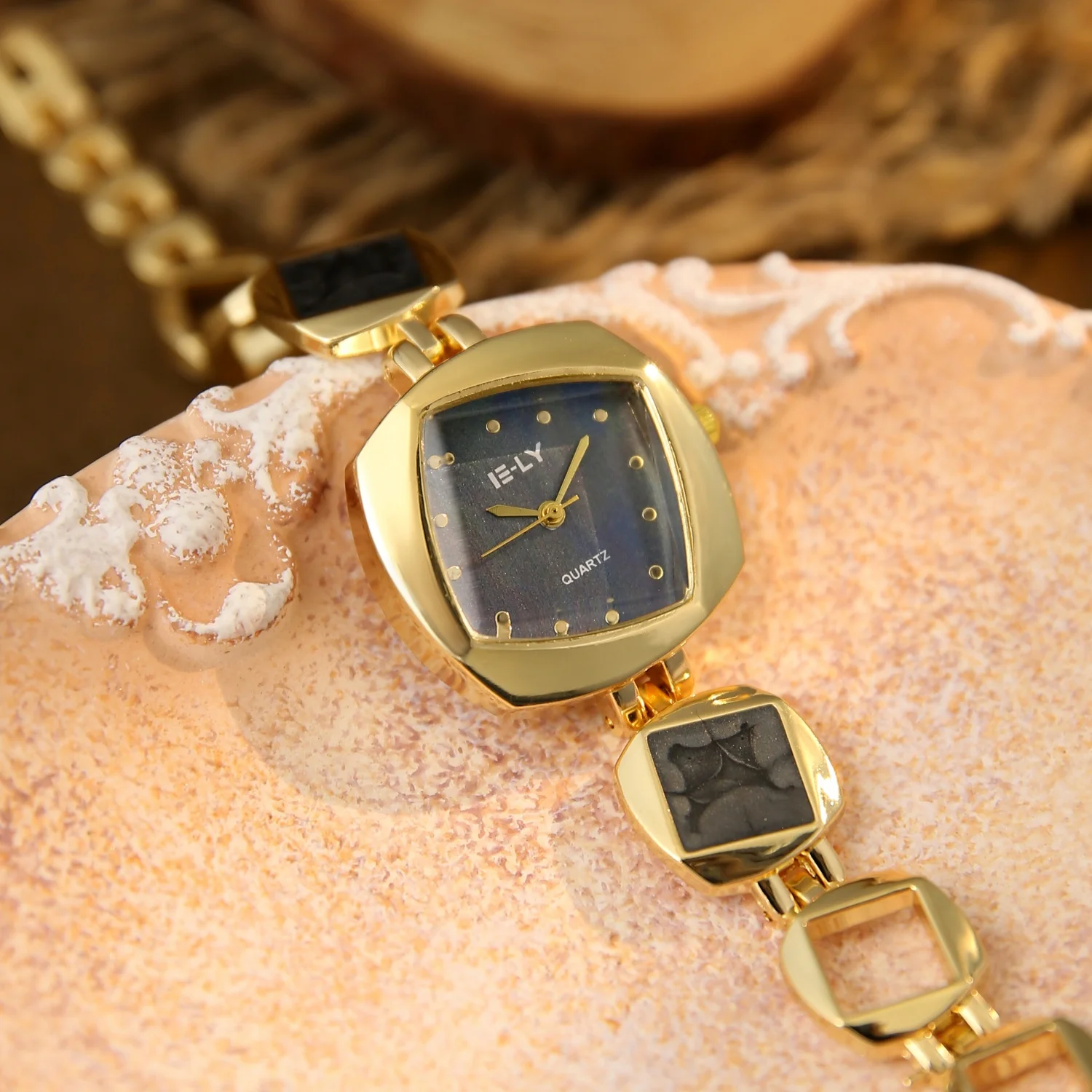 Irregular Design Women's Quartz Watches Exquisite Rhombus Bracelet Watch Square Dial Female Wristwatch Gifts Ladies Clock Reloj
Irregular Design Women's Quartz Watches Exquisite Rhombus Bracelet Watch Square Dial Female Wristwatch Gifts Ladies Clock Reloj