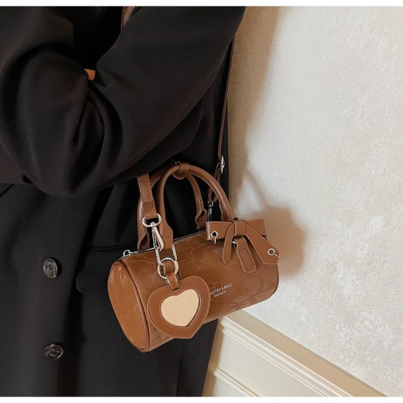 Высококачественная женская большая сумка из тонкой кожи, классический дизайнерский стиль в стиле Парижа
Высококачественная женская большая сумка из тонкой кожи, классический дизайнерский стиль в стиле Парижа 