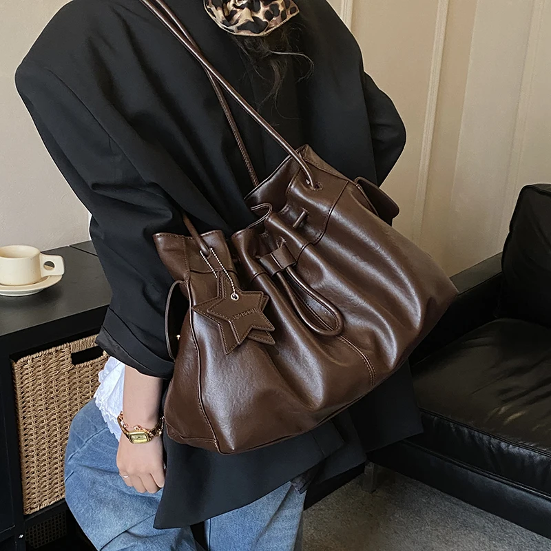Women's Leather Bucket Bag Star Charm Decor Drawstring Closure Large Capacity Casual Shoulder Bags Crossbody Bag 2026 Handbags
Women's Leather Bucket Bag Star Charm Decor Drawstring Closure Large Capacity Casual Shoulder Bags Crossbody Bag 2026 Handbags