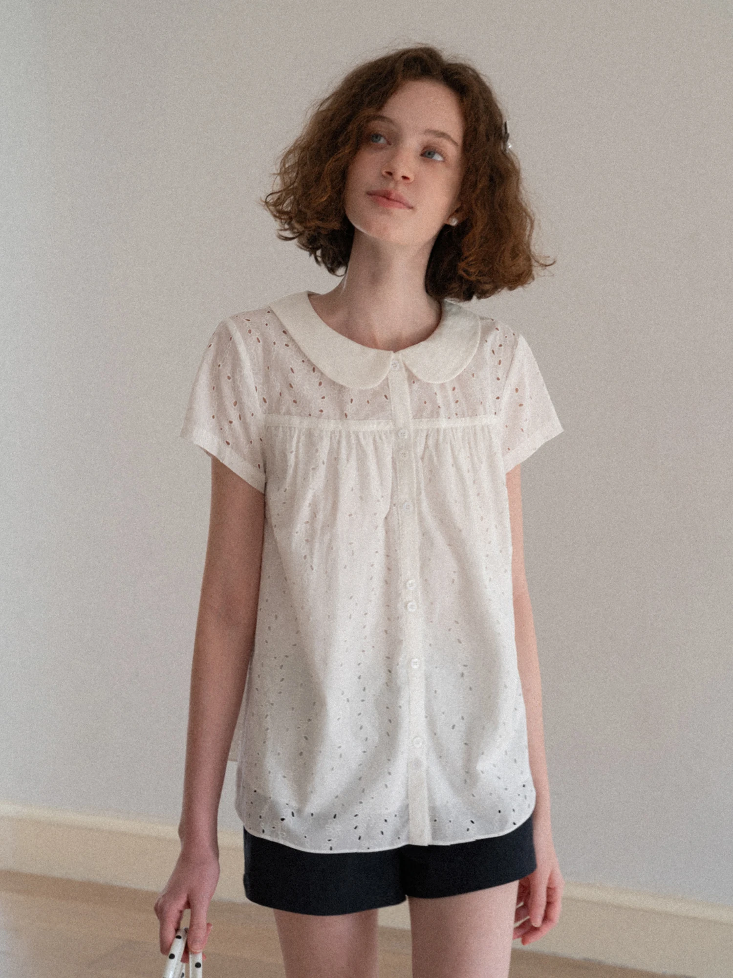 EGGKA Cotton Hollow out Design Short Sleeve Shirt Women Summer White Girl's Style Pure Cotton Breathable Fashion Top
EGGKA Cotton Hollow out Design Short Sleeve Shirt Women Summer White Girl's Style Pure Cotton Breathable Fashion Top