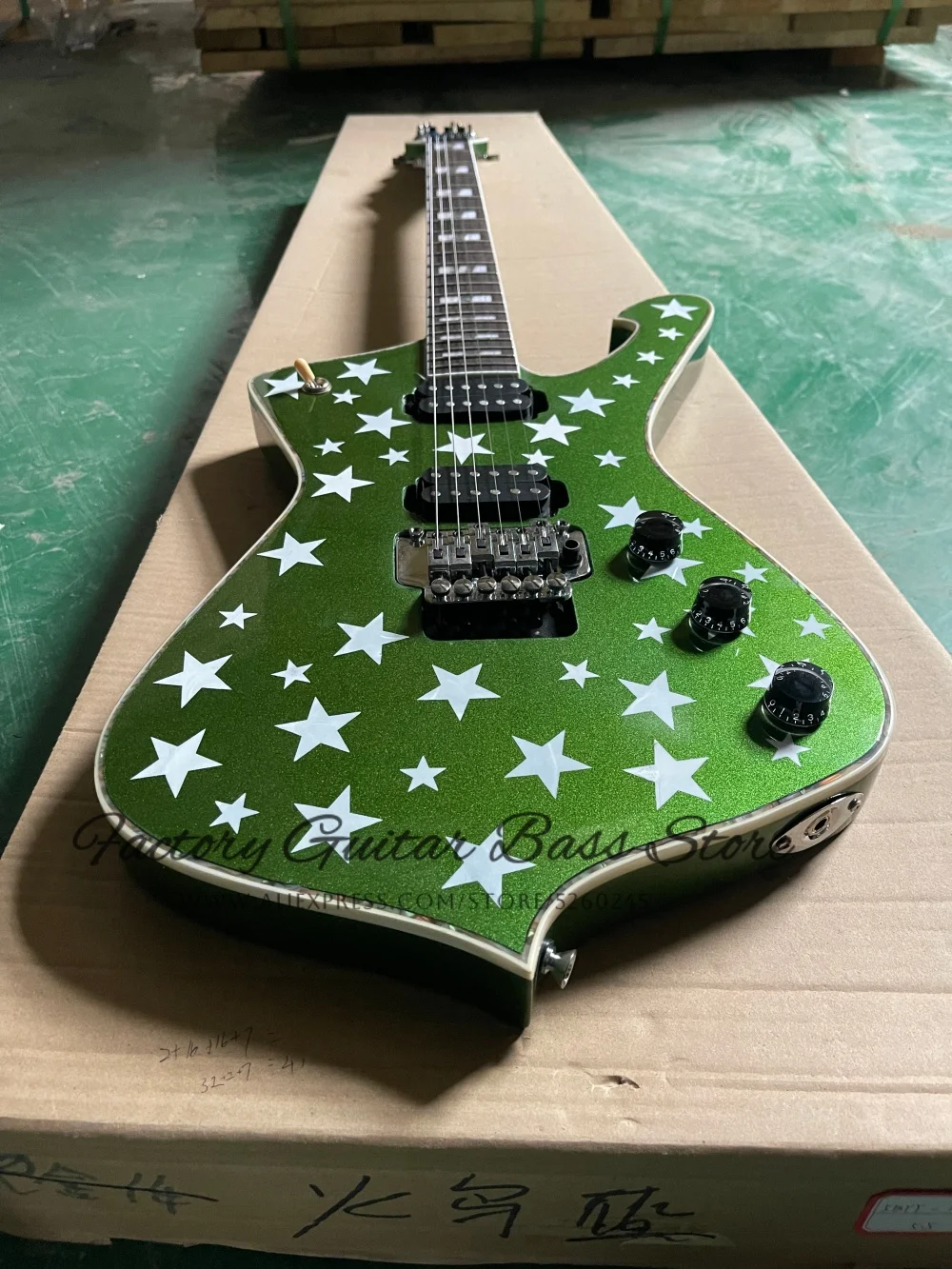 Металлическая зеленая гитара на заказ, бридж тремоло, корпус матери из цельного дерева, звездный узор, гриф из палисандра, звукосниматели HH
Металлическая зеленая гитара на заказ, бридж тремоло, корпус матери из цельного дерева, звездный узор, гриф из палисандра, звукосниматели HH
