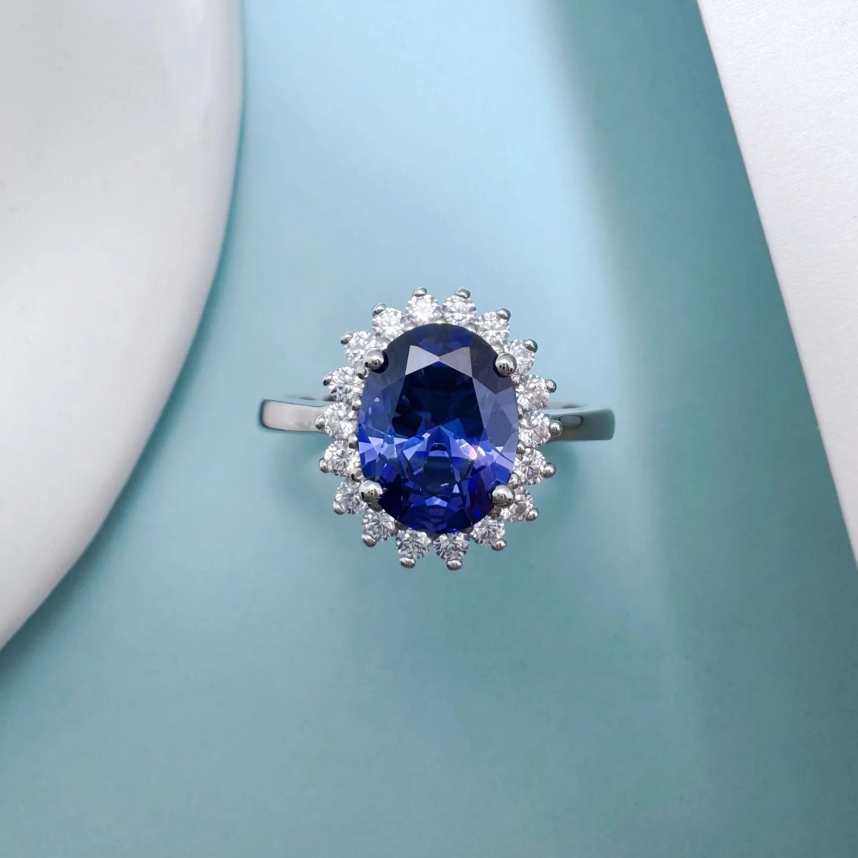 Platinum PT950 sapphire ring, in European style, 18K gold jewelry.
Platinum PT950 sapphire ring, in European style, 18K gold jewelry.