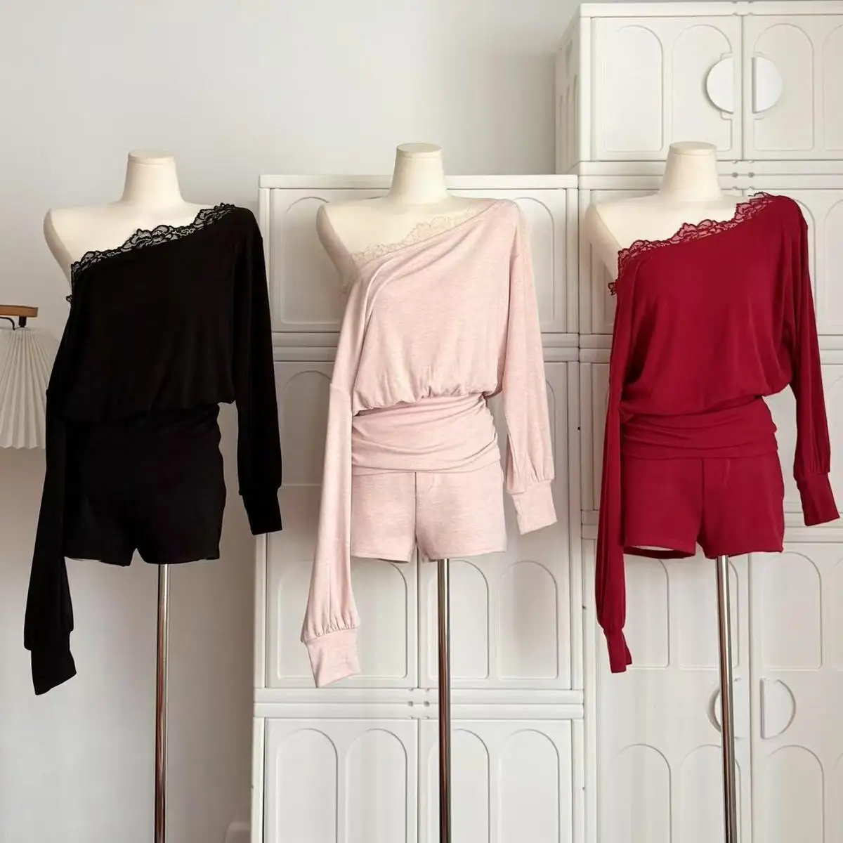 Casual Set Women's Summer Off Shoulder Lace Splicing Long-sleeved Top High Waist Shorts Two-piece Set Fashion Female Clothes
Casual Set Women's Summer Off Shoulder Lace Splicing Long-sleeved Top High Waist Shorts Two-piece Set Fashion Female Clothes