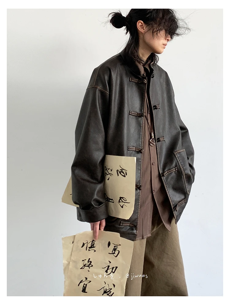 Весенняя крутая негабаритная винтажная потертая куртка из искусственной кожи, мужская элегантная роскошная дизайнерская одежда в китайском стиле 2025 г. 
Весенняя крутая негабаритная винтажная потертая куртка из искусственной кожи, мужская элегантная роскошная дизайнерская одежда в китайском стиле 2025 г.
