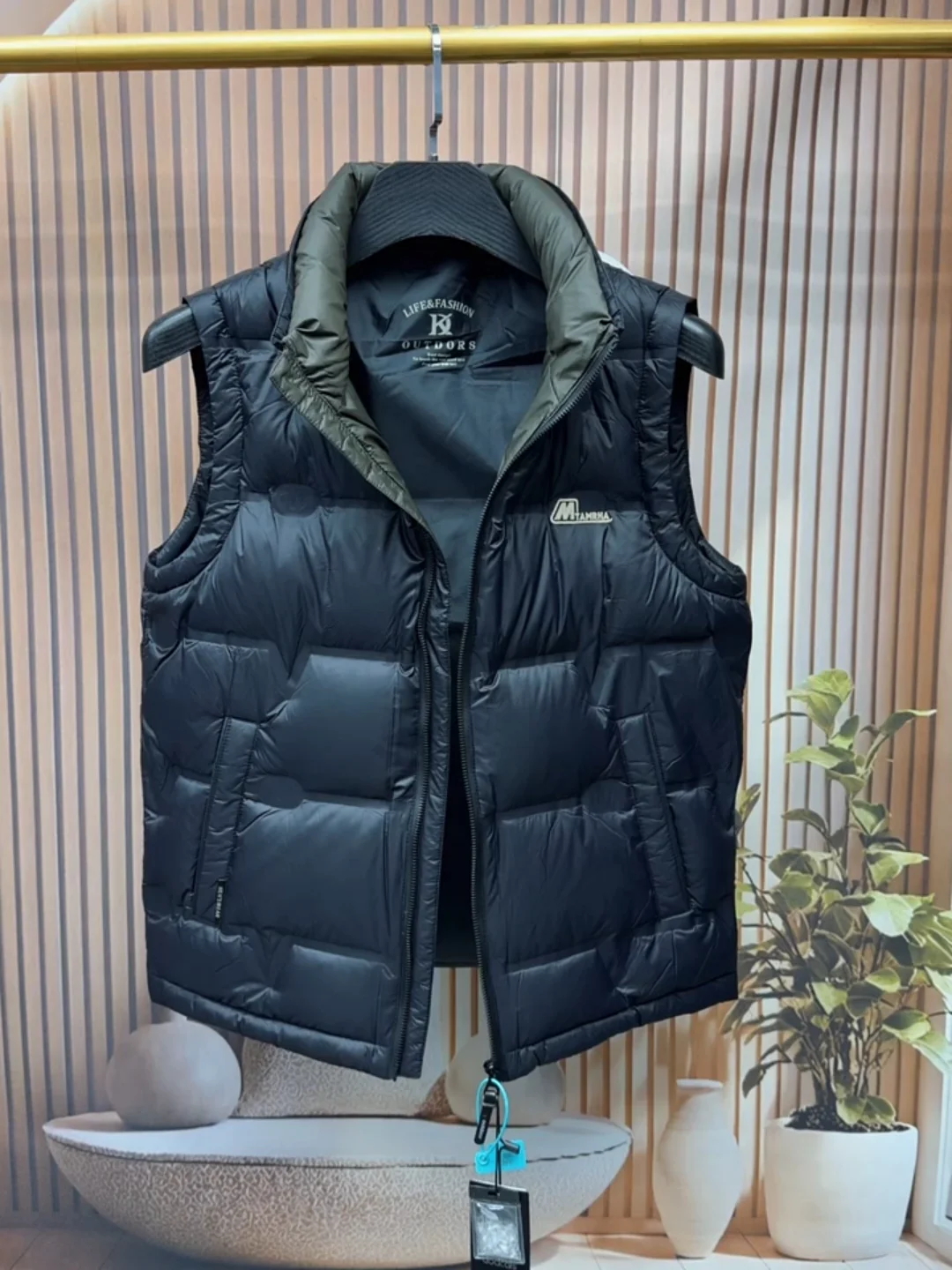 High Quality Fashionable Stand Collar Vest Shoulder Pad Lightweight Luxury Personality Youthful Warmth Outerwear for Men
High Quality Fashionable Stand Collar Vest Shoulder Pad Lightweight Luxury Personality Youthful Warmth Outerwear for Men