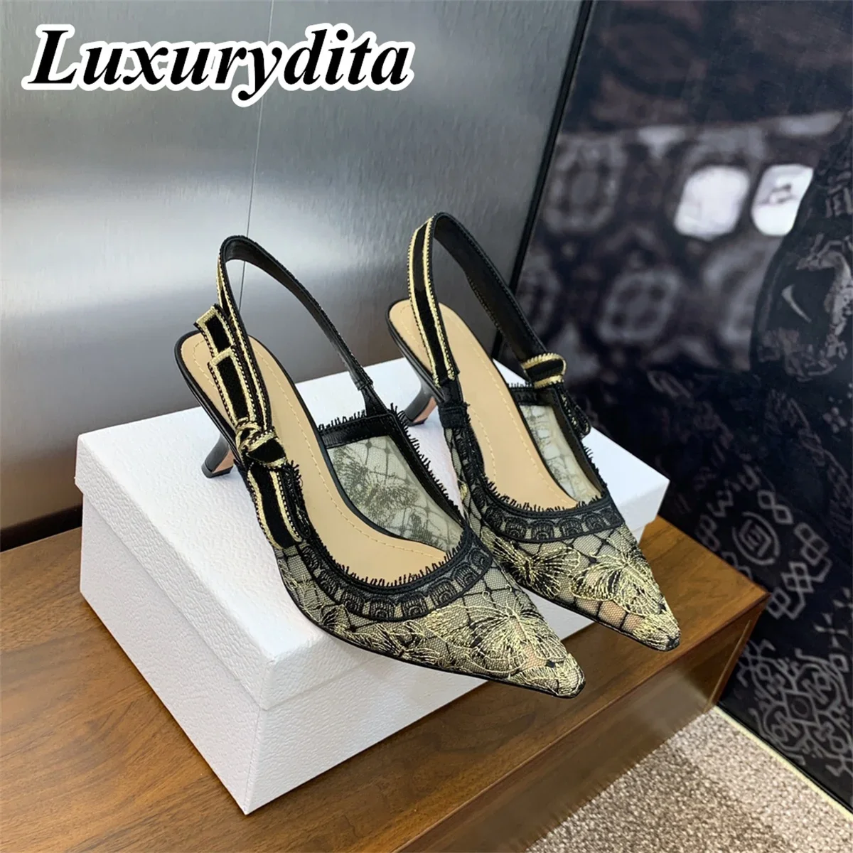 Top Quality Luxury Womens Sandal Casual Lace Flat Fashion Embroidered Muller Shoes Designer Silk Leather Soled High Heel
Top Quality Luxury Womens Sandal Casual Lace Flat Fashion Embroidered Muller Shoes Designer Silk Leather Soled High Heel
