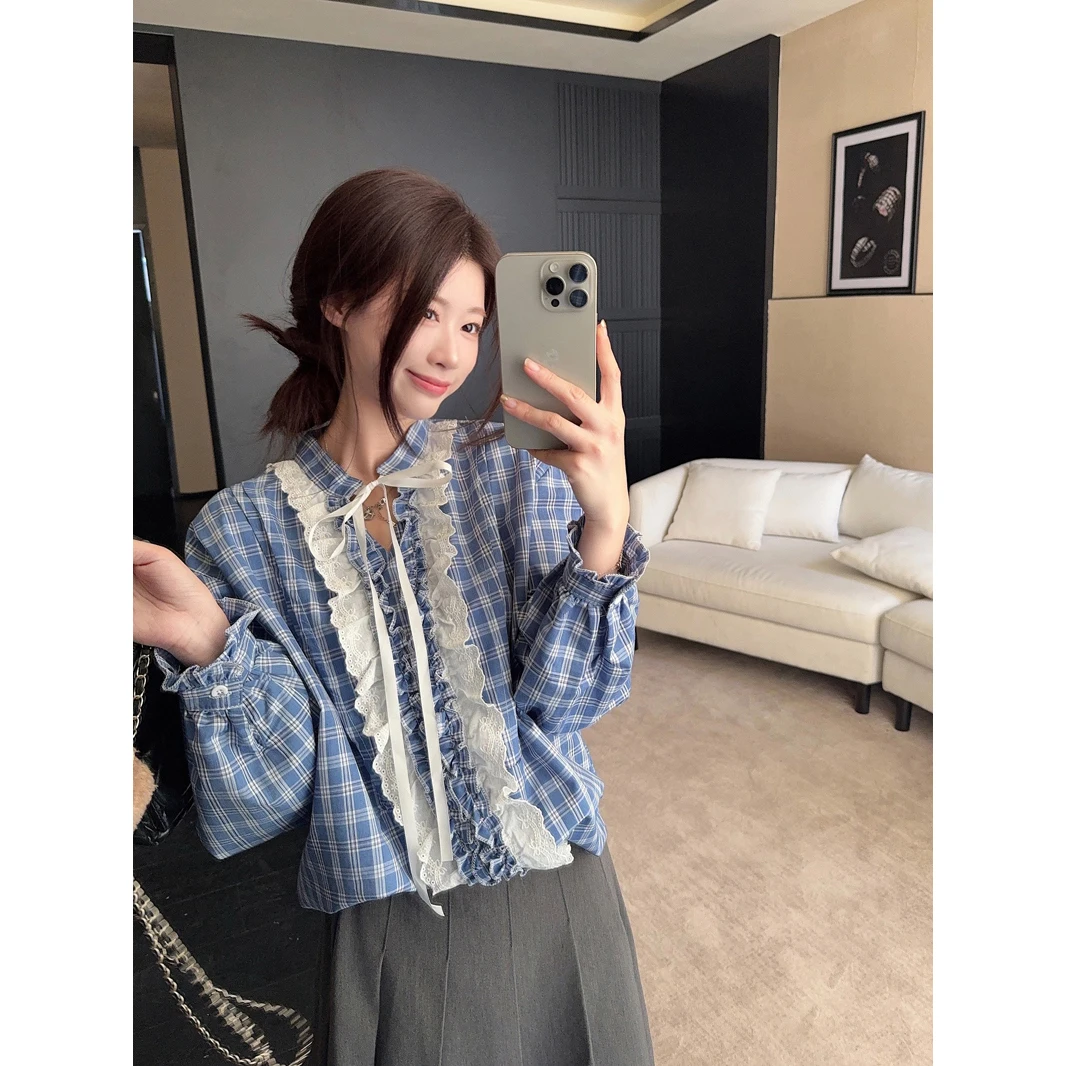 Синяя клетчатая блузка во французском стиле с кружевной отделкой, рукавами-фонариками и V-образным вырезом, свободный крой, на шнуровке, весна 2026
Синяя клетчатая блузка во французском стиле с кружевной отделкой, рукавами-фонариками и V-образным вырезом, свободный крой, на шнуровке, весна 2026