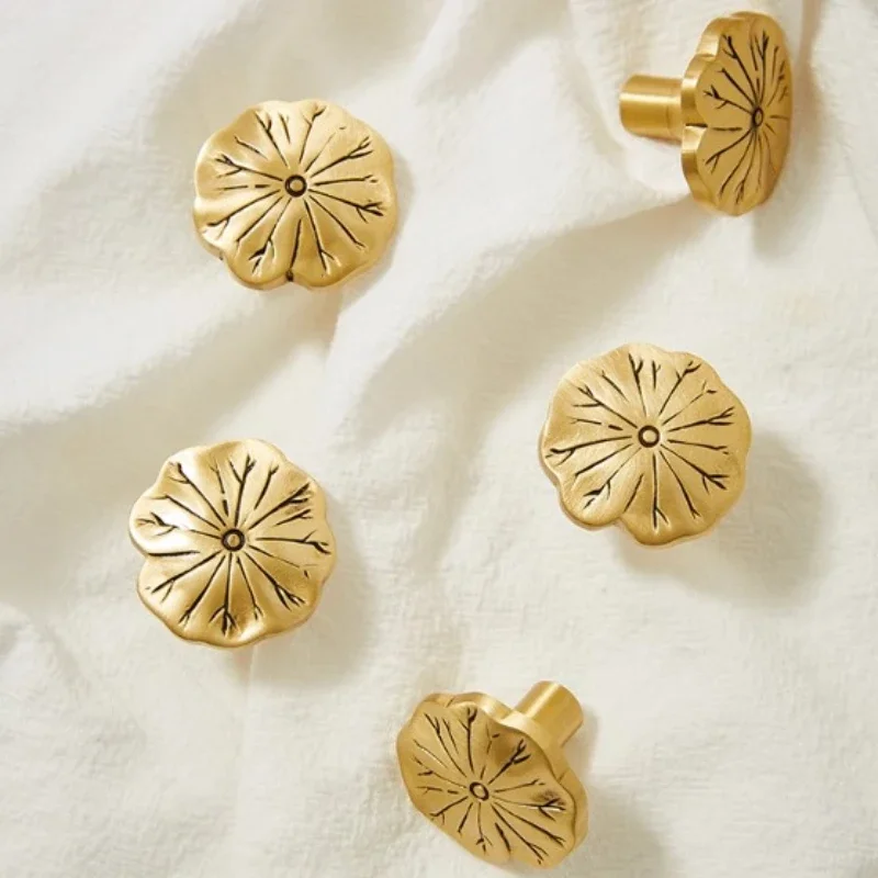 Simple and retro brass lotus leaf cabinet door, handle drawer, cabinet, personalized and creative, gold single hole
Simple and retro brass lotus leaf cabinet door, handle drawer, cabinet, personalized and creative, gold single hole