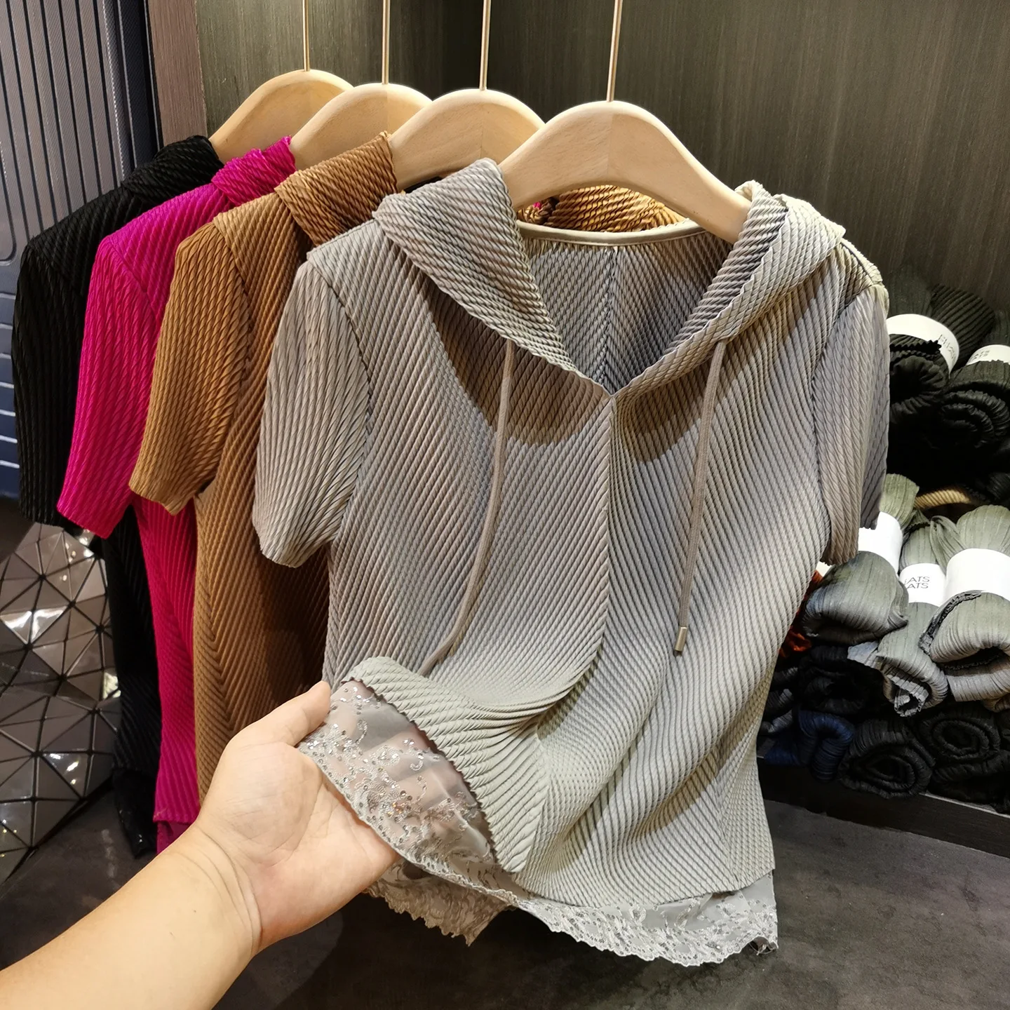 Plisse Высококачественная плиссированная футболка с капюшоном и шнурком Miyake, женская летняя новая тонкая кружевная свободная футболка со складками и короткими рукавами
Plisse Высококачественная плиссированная футболка с капюшоном и шнурком Miyake, женская летняя новая тонкая кружевная свободная футболка со складками и короткими рукавами