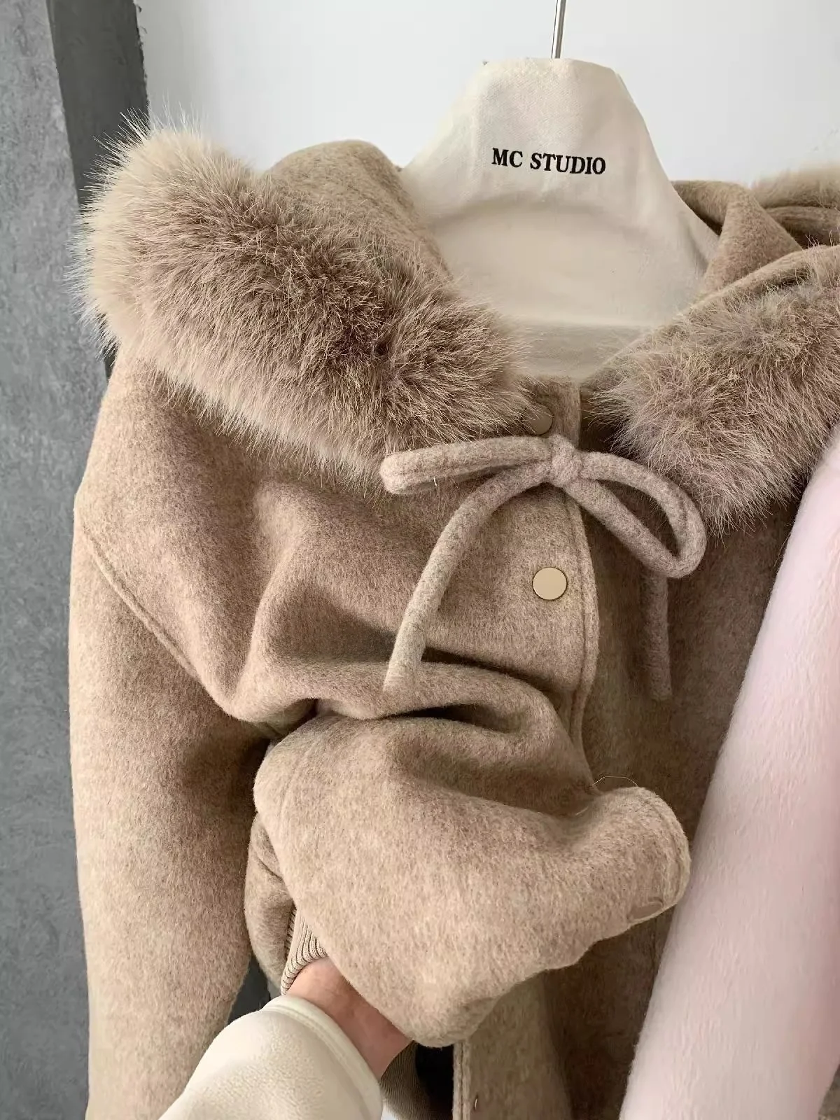 Зимнее свободное универсальное пальто в корейском стиле с поясом-завязкой, большим меховым воротником и капюшоном, из шерстяной ткани с хлопковой подкладкой, для женщин
Зимнее свободное универсальное пальто в корейском стиле с поясом-завязкой, большим меховым воротником и капюшоном, из шерстяной ткани с хлопковой подкладкой, для женщин