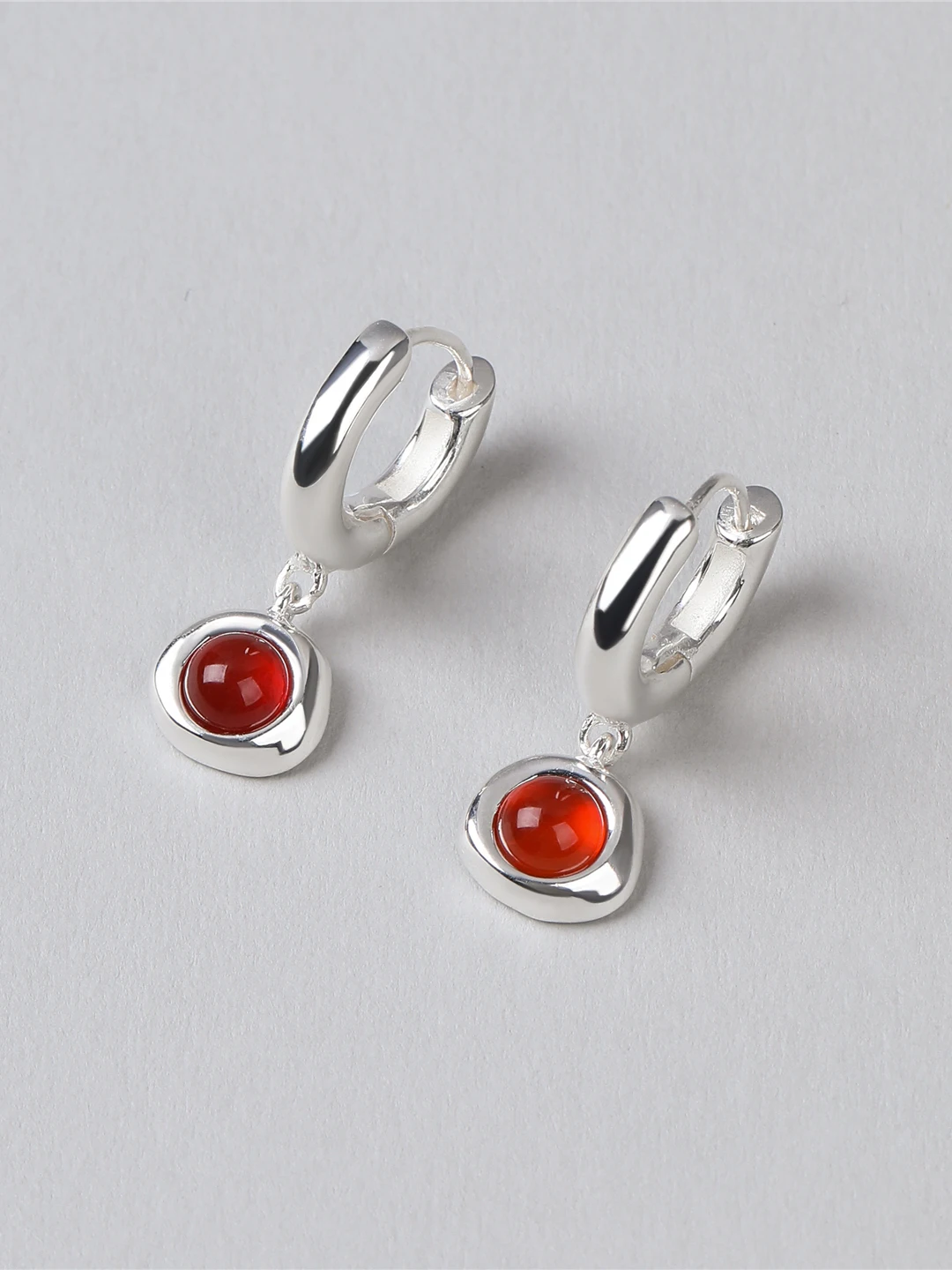 Modern Minimalist Red Agate Earrings Style S925 Pure Silver round Dance Fashion Jewelry Gift for Women
Modern Minimalist Red Agate Earrings Style S925 Pure Silver round Dance Fashion Jewelry Gift for Women