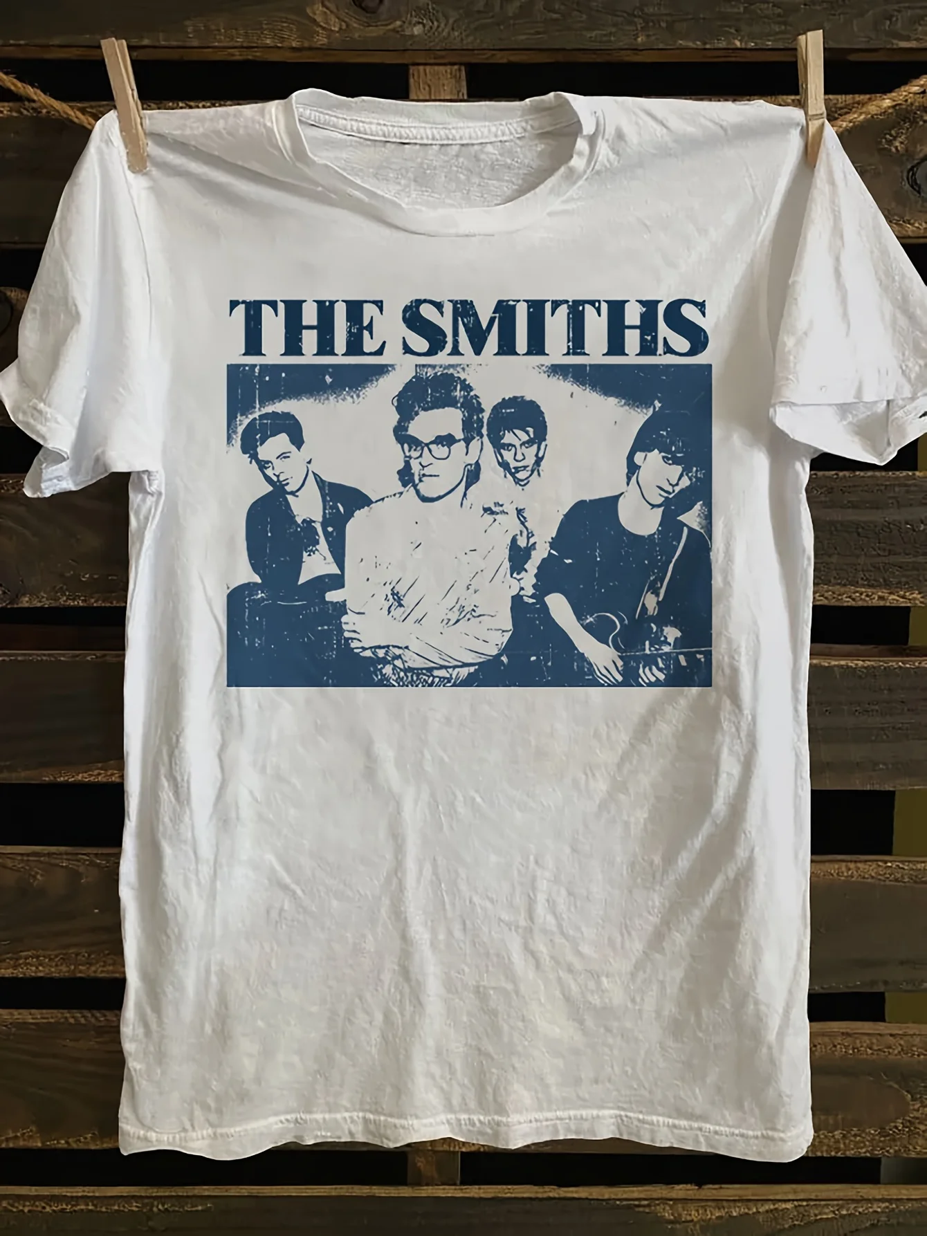 Женская футболка с графическим принтом The Smiths — повседневный топ с короткими рукавами и круглым вырезом в винтажном стиле, белый с синим дизайном группы
Женская футболка с графическим принтом The Smiths — повседневный топ с короткими рукавами и круглым вырезом в винтажном стиле, белый с синим дизайном группы