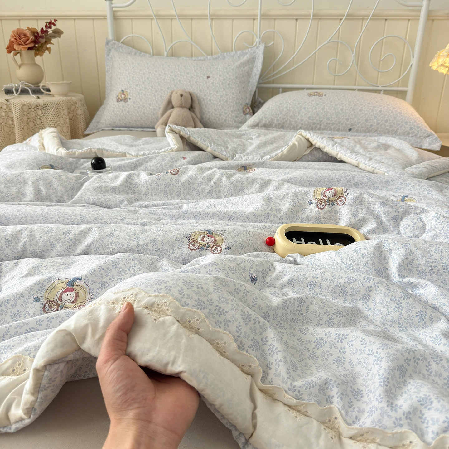 1pc Summer Duvet with Lace Super Soft Quilts Single/Queen Size Flower Printed Air Condition Comforter Quilted Duvet for Summer
1pc Summer Duvet with Lace Super Soft Quilts Single/Queen Size Flower Printed Air Condition Comforter Quilted Duvet for Summer