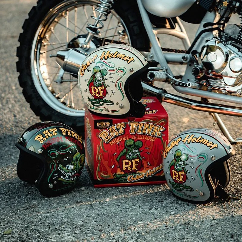 Официально лицензированный шлем Rat Fink Knight — головной убор для байкера Crazy Rat, культовое снаряжение для мотоциклической культуры США 
Официально лицензированный шлем Rat Fink Knight — головной убор для байкера Crazy Rat, культовое снаряжение для мотоциклической культуры США