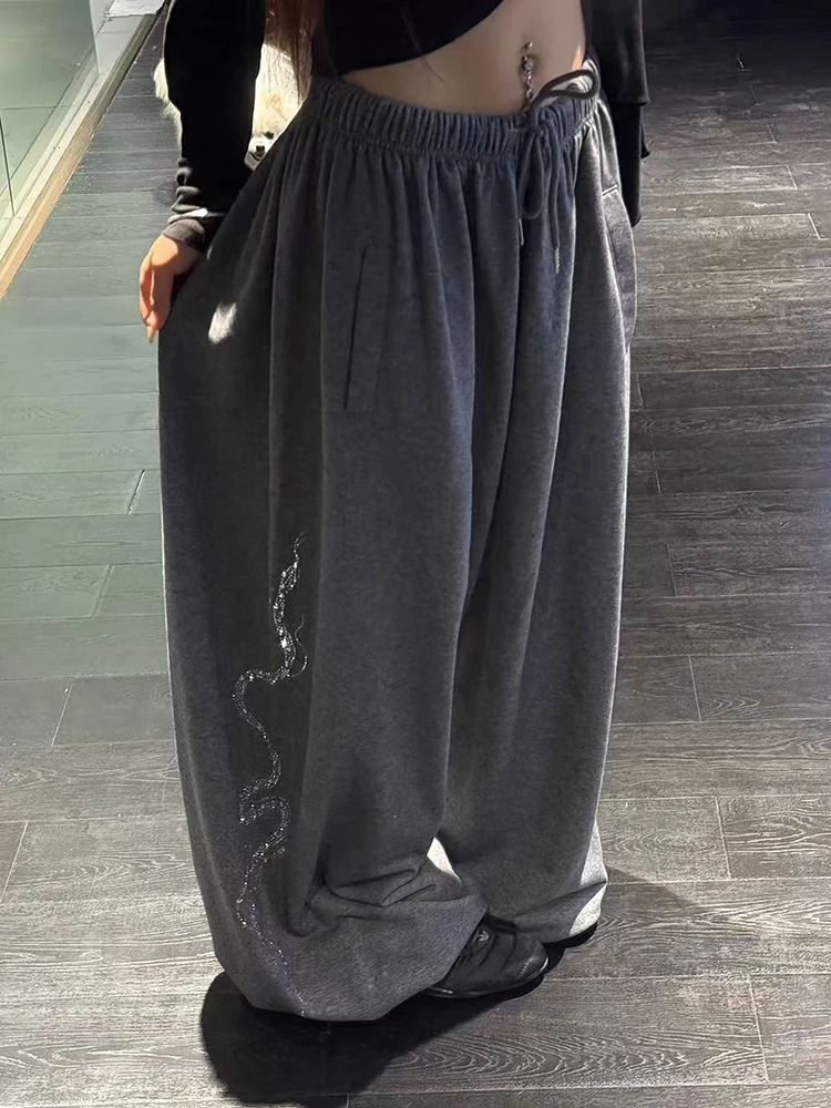 Y2K большие широкие брюки для женщин, свободные спортивные штаны с высокой талией и завязками, модные популярные прямые брюки со стразами
Y2K большие широкие брюки для женщин, свободные спортивные штаны с высокой талией и завязками, модные популярные прямые брюки со стразами