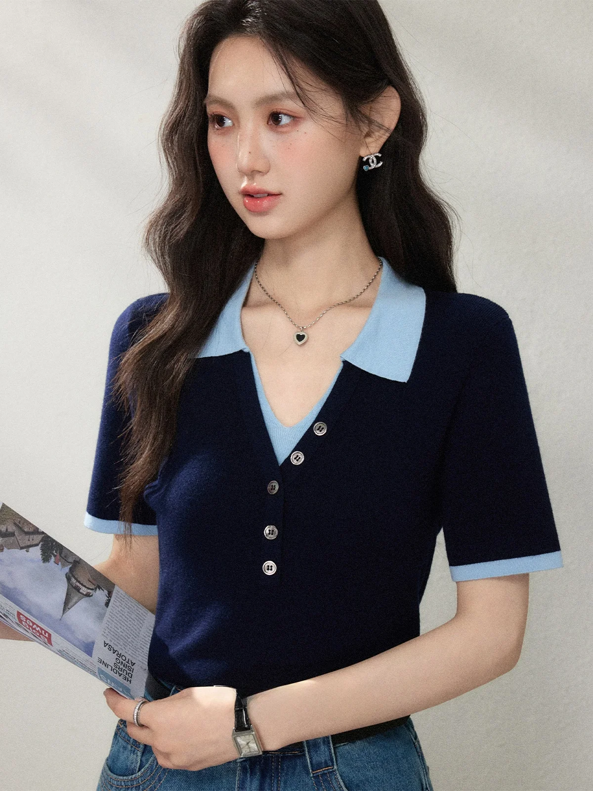 Summer New Blue Neck Short Sleeve Knitted Sweater Women Splicing Color Collision Top Zhang Ginger 2026 Casual Loose Fit
Summer New Blue Neck Short Sleeve Knitted Sweater Women Splicing Color Collision Top Zhang Ginger 2026 Casual Loose Fit