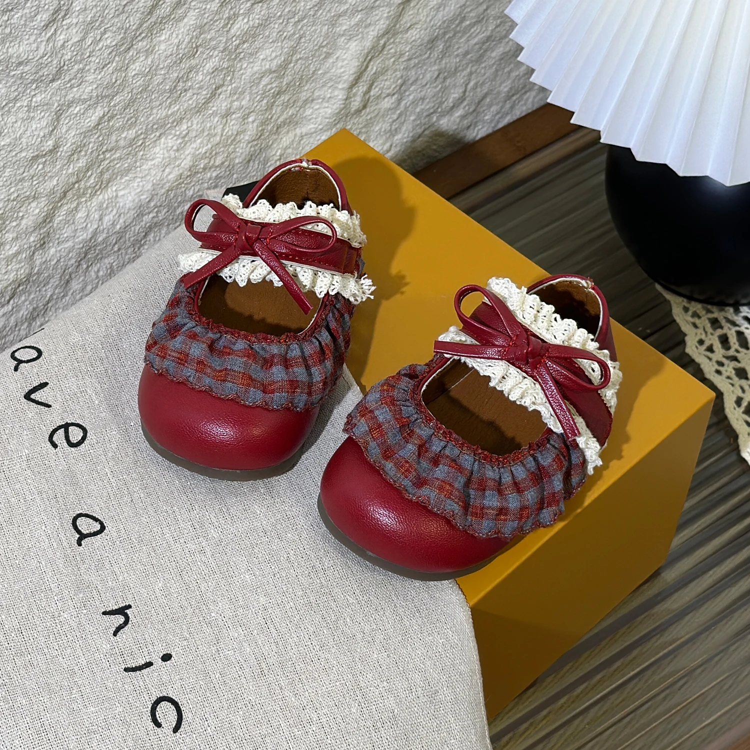 Baby Girls Walking Shoes Lolita Style Girls Flat Shoes with Sweet Lace 2025 Autumn New Kids Princess Shoes Simple Bows Soft Sole
Baby Girls Walking Shoes Lolita Style Girls Flat Shoes with Sweet Lace 2025 Autumn New Kids Princess Shoes Simple Bows Soft Sole