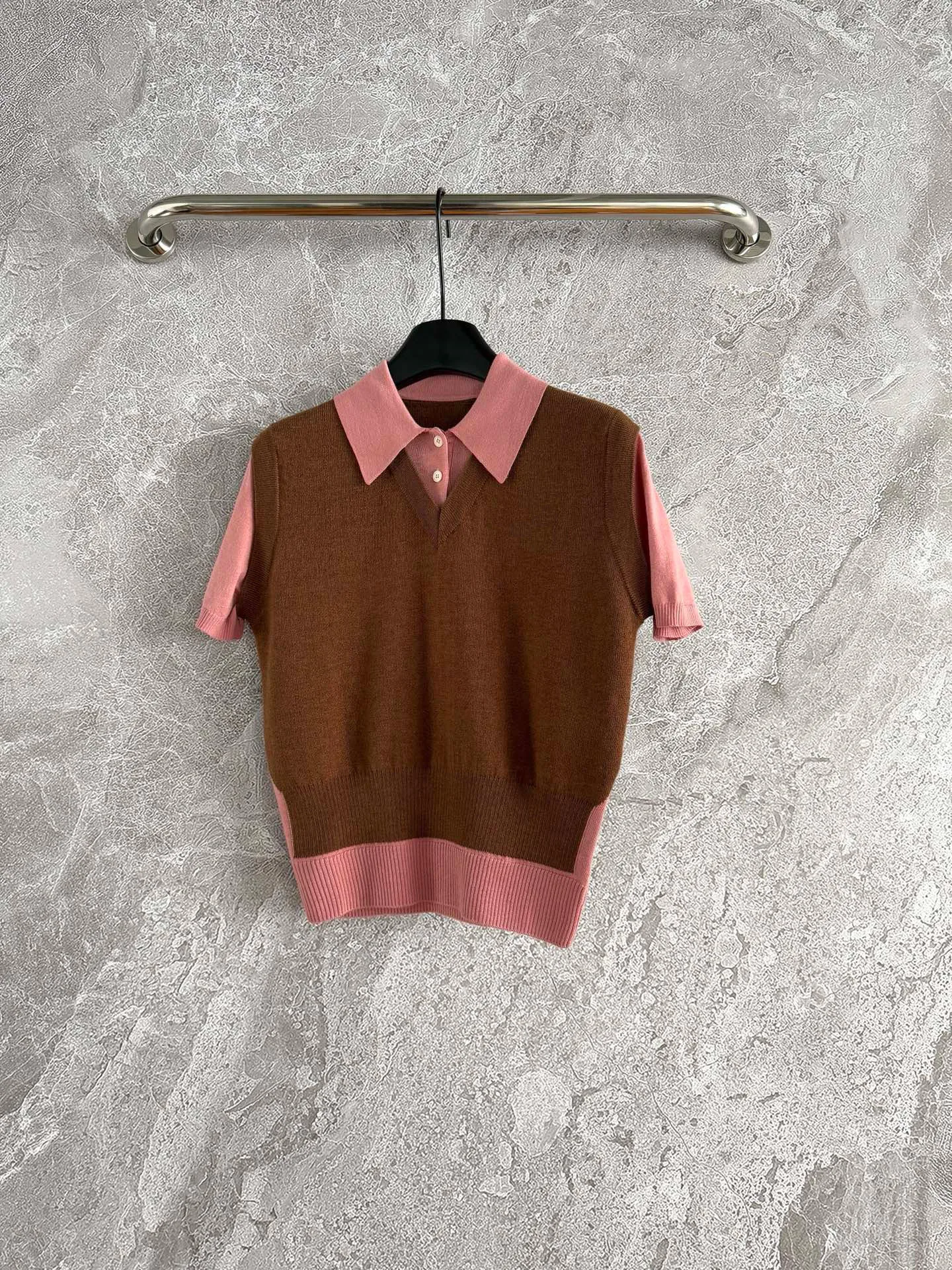 25 Early Spring Women's Contrasting Lapel Knitted Sweater Short Sleeved Polo Collar Knitted Top Korean Version College Style
25 Early Spring Women's Contrasting Lapel Knitted Sweater Short Sleeved Polo Collar Knitted Top Korean Version College Style
