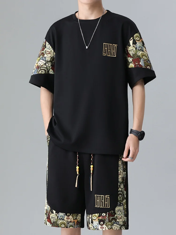 Молодежный летний комплект футболок с коротким рукавом для мужчин, новинка 2024 года, модная американская ретро-одежда с вышивкой и пэчворком, повседневная свободная одежда
Молодежный летний комплект футболок с коротким рукавом для мужчин, новинка 2024 года, модная американская ретро-одежда с вышивкой и пэчворком, повседневная свободная одежда