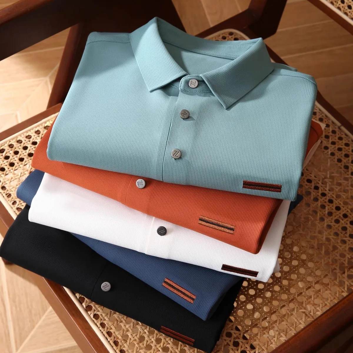 Italian Sle Men's ort Sve irt High-End Heat Sensation Ice Silk Fabric Glued Ss Summer Faion Urban Wear
Italian Sle Men's ort Sve irt High-End Heat Sensation Ice Silk Fabric Glued Ss Summer Faion Urban Wear