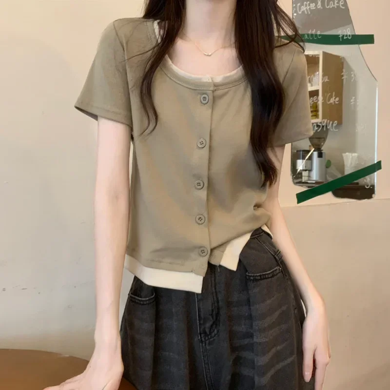 PopPopChic Short Sleeve T-Shirt Women's Button Detail Patchwork Design Korean Style Minimalist Top Fashionable Casual Wear
PopPopChic Short Sleeve T-Shirt Women's Button Detail Patchwork Design Korean Style Minimalist Top Fashionable Casual Wear