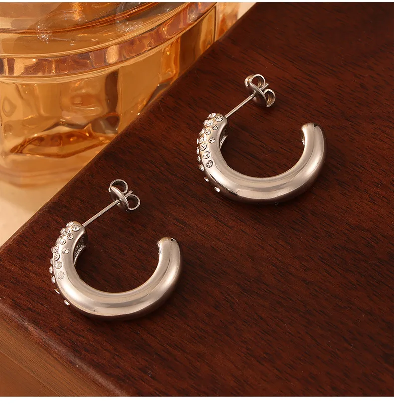 Fashionable Commuting Simple and Personalized Titanium Steel C-shaped Earrings Elegant Women's Fashion Jewelry
Fashionable Commuting Simple and Personalized Titanium Steel C-shaped Earrings Elegant Women's Fashion Jewelry