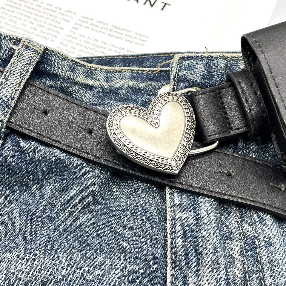 Portable Key Case Heart Belt with A Pouch Waterproof Multi-Function Heart Waist Pack Y2K Alloy Fanny Pack Belt Outdoor
Portable Key Case Heart Belt with A Pouch Waterproof Multi-Function Heart Waist Pack Y2K Alloy Fanny Pack Belt Outdoor