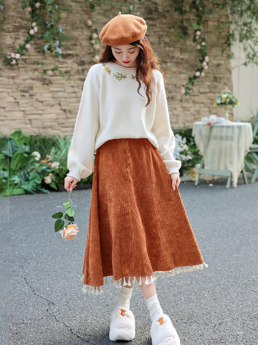 Художественный комплект: свитер с вышивкой в виде цветов, белый, с длинными рукавами, и юбка с высокой талией. Модный комплект для осени, зимы и весны.
Художественный комплект: свитер с вышивкой в виде цветов, белый, с длинными рукавами, и юбка с высокой талией. Модный комплект для осени, зимы и весны.