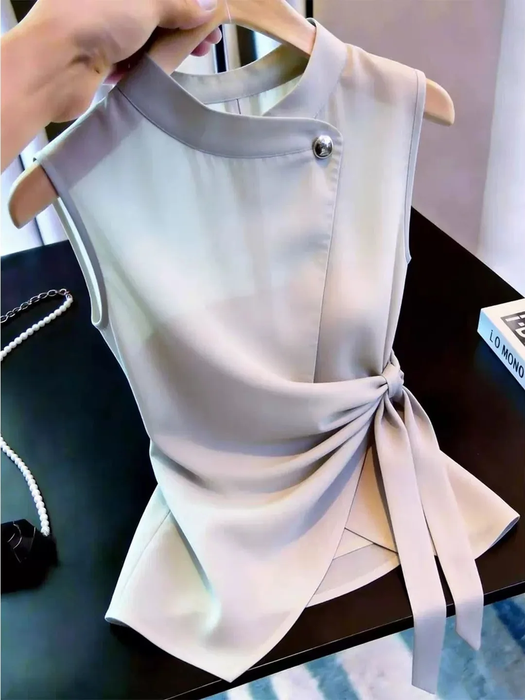 Slimming Sleeveless Vest Belted Waist Tunic Top Korean Style Straight Cut Base Shirt Poetic Lin Brand Summer 2026 Fashion
Slimming Sleeveless Vest Belted Waist Tunic Top Korean Style Straight Cut Base Shirt Poetic Lin Brand Summer 2026 Fashion