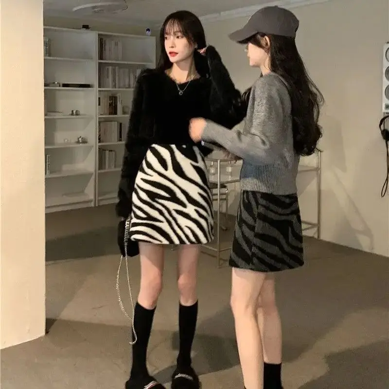 Zebra-Print Woolen Skirt Women 2024 Autumn Winter New Niche Design High-Waist Slim A-Line Hip-Hugging Short Skirt
Zebra-Print Woolen Skirt Women 2024 Autumn Winter New Niche Design High-Waist Slim A-Line Hip-Hugging Short Skirt