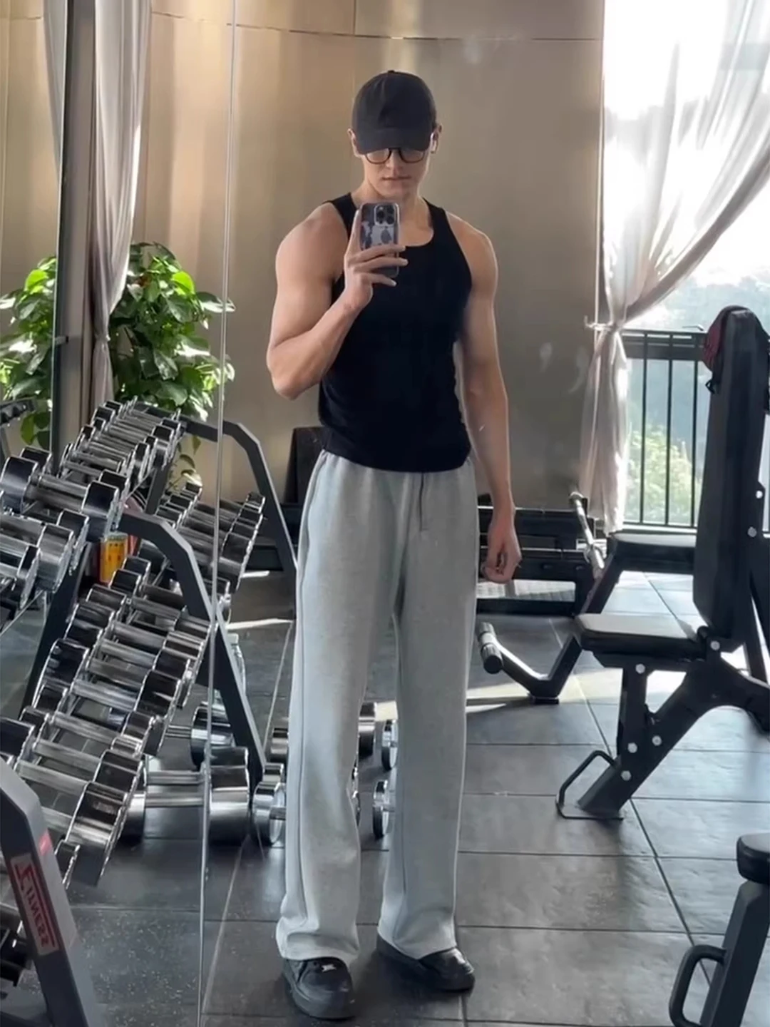 Мужские спортивные брюки American Style Fitn: свободные, плотные, с драпировкой, на флисовой подкладке, модные, прямого кроя, с эффектом драпировки.
Мужские спортивные брюки American Style Fitn: свободные, плотные, с драпировкой, на флисовой подкладке, модные, прямого кроя, с эффектом драпировки.