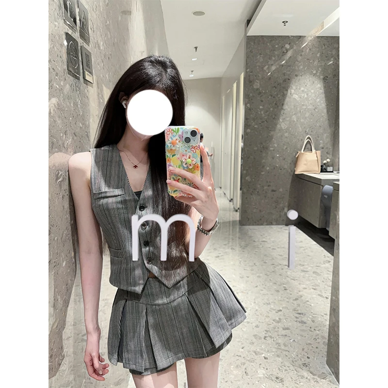 Summer 2025 Chic Viral Girl Sensation Age-Defying V-Neck Sleeveless Top High Waist Slimming Short Skirt Set Cotton Fabric
Summer 2025 Chic Viral Girl Sensation Age-Defying V-Neck Sleeveless Top High Waist Slimming Short Skirt Set Cotton Fabric