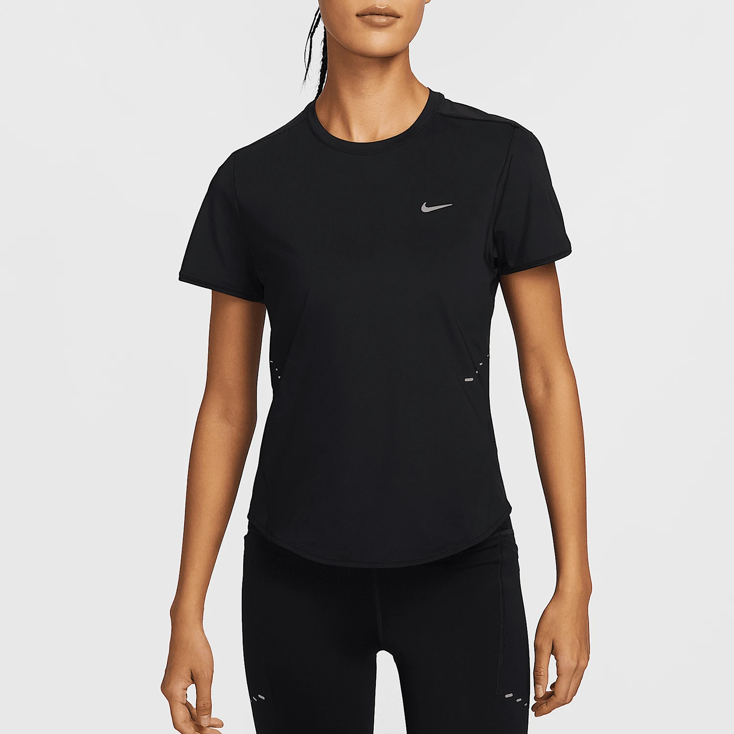 Оригинальная женская дышащая тренировочная футболка Nike с круглым вырезом HM9699-010
Оригинальная женская дышащая тренировочная футболка Nike с круглым вырезом HM9699-010