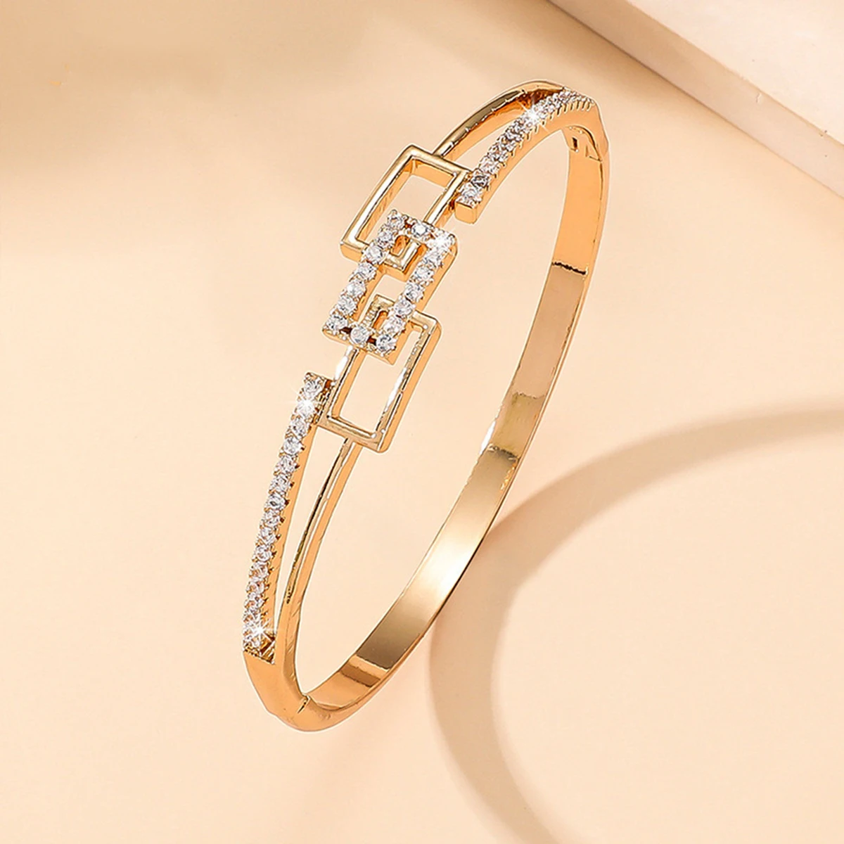 Light Luxury Fashion Zircon Geometric Pattern Bracelet - Versatile Jewelry Accessory for Ladies' Temperament
Light Luxury Fashion Zircon Geometric Pattern Bracelet - Versatile Jewelry Accessory for Ladies' Temperament